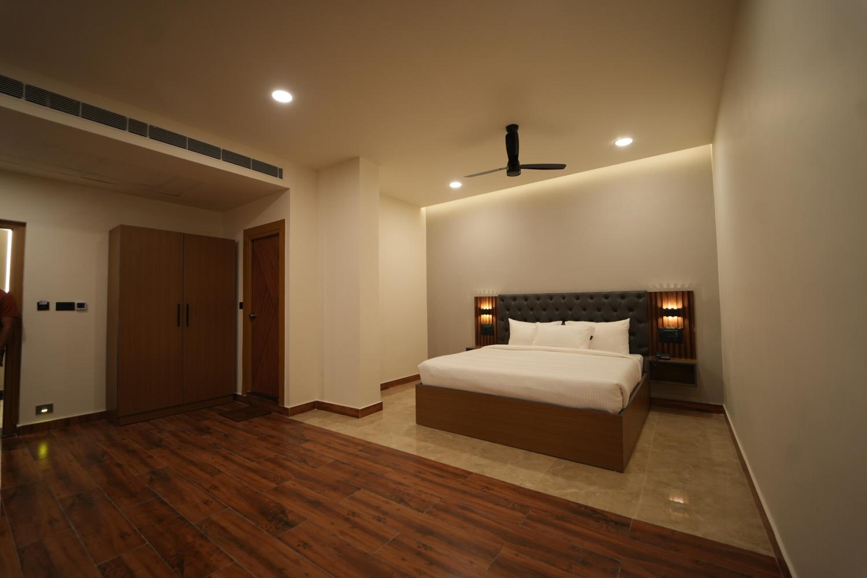Deluxe Double Room (2 Adults + 1 Child) photo 1