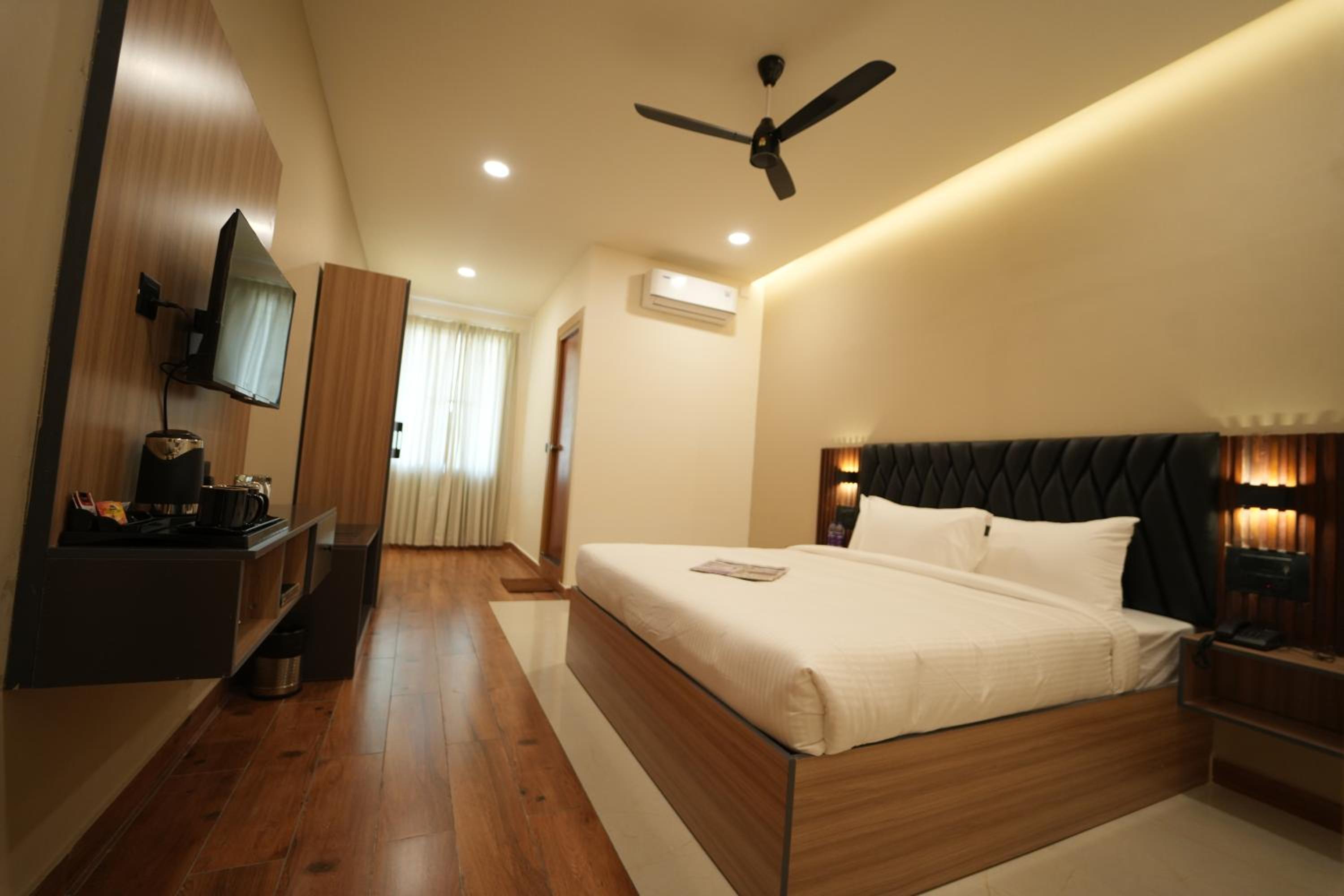 Deluxe Double Room (2 Adults + 1 Child) photo 3
