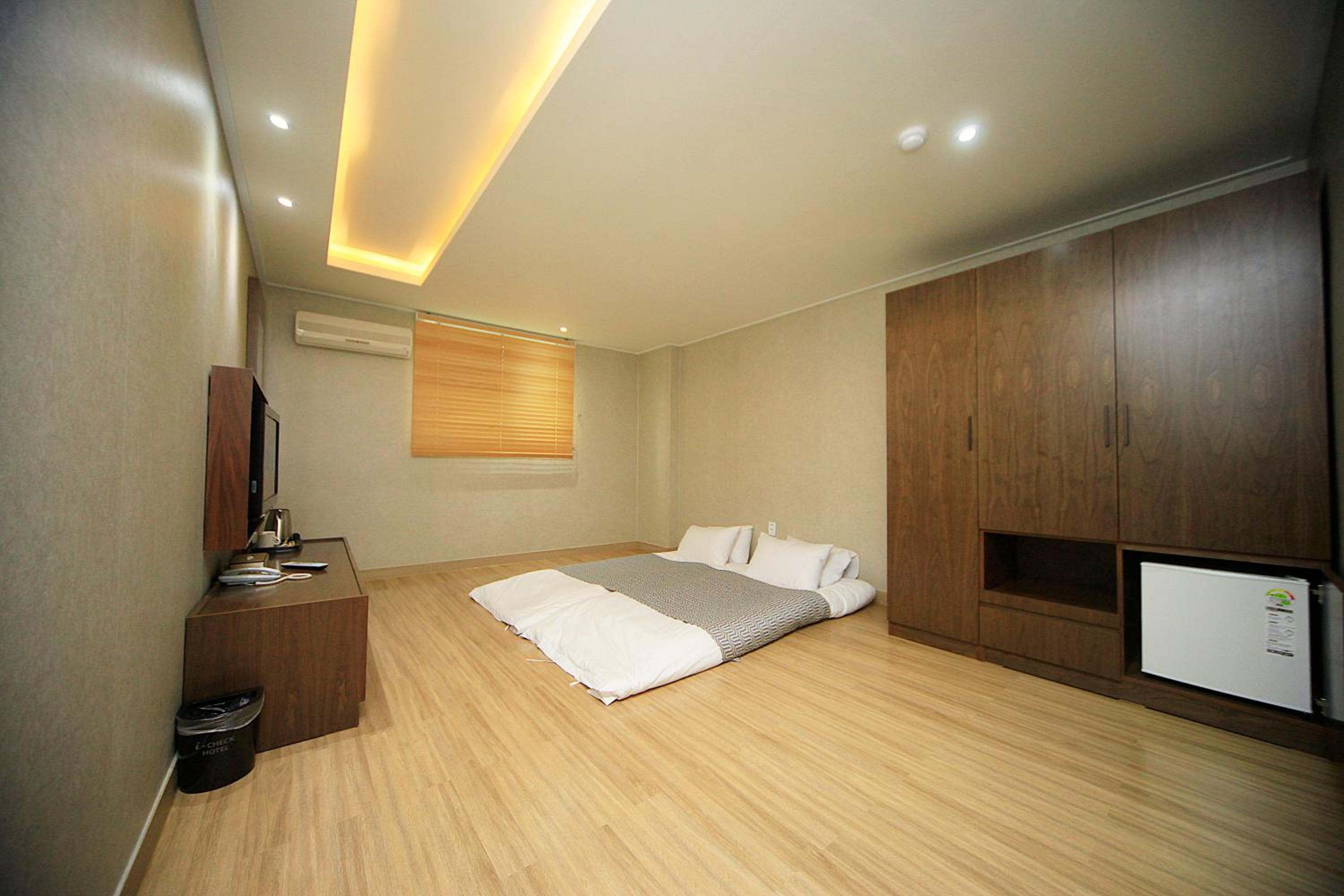Standard Queen Room