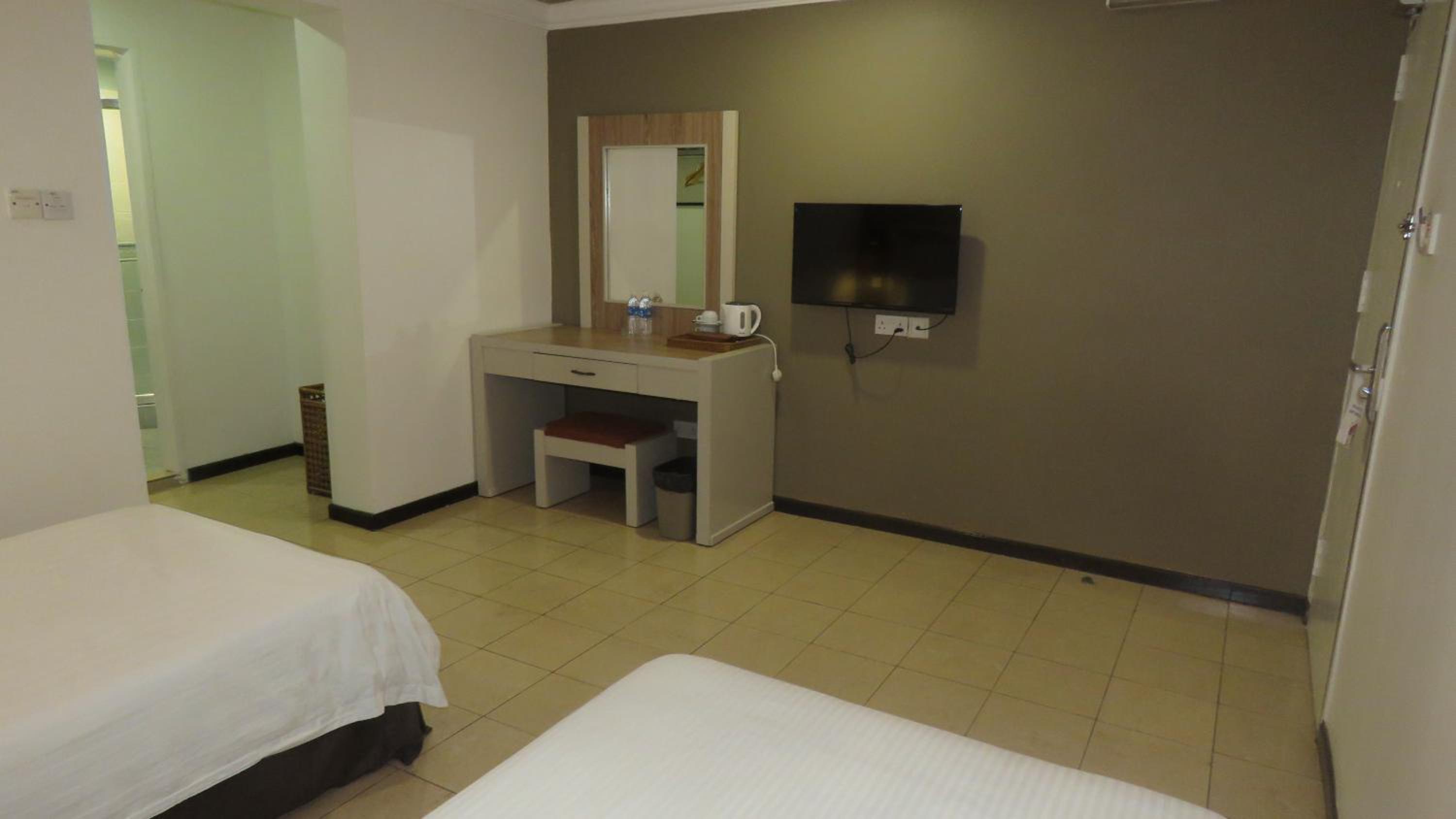 Standard Twin Room without Window photo 2