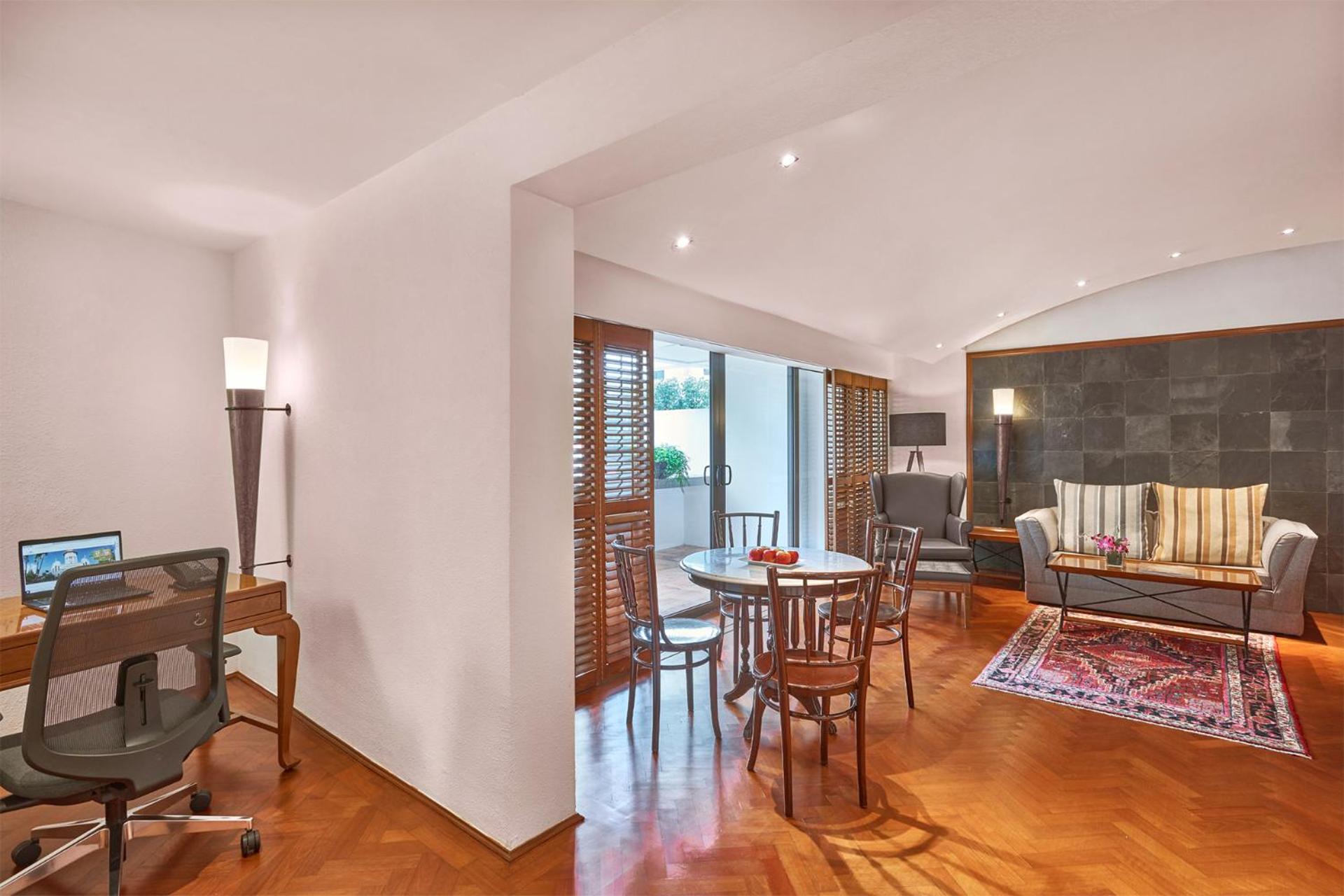 Parklane Split Level Suite - Separate Building photo 2