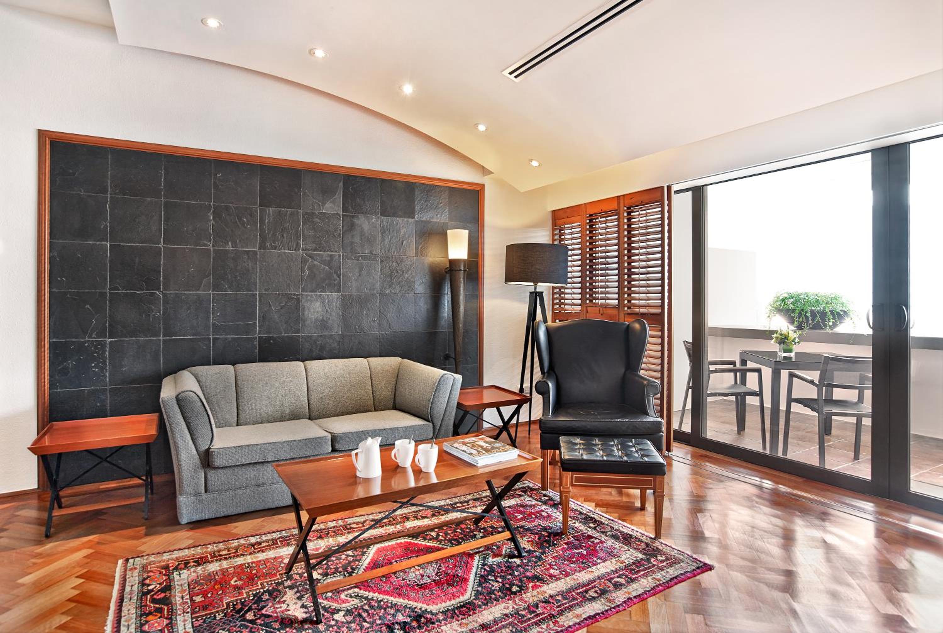 Parklane Split Level Studio photo 2