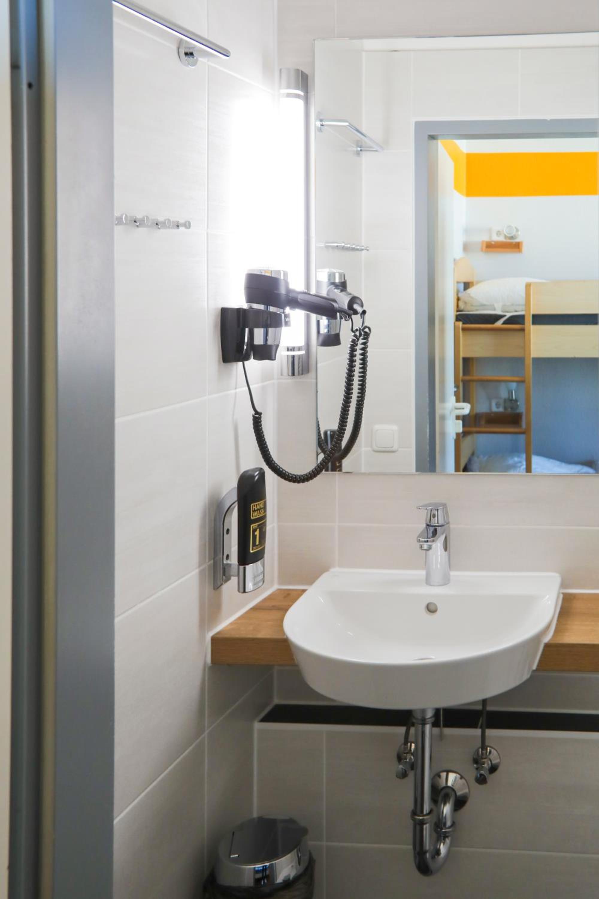 Standard Six-Bed Room - Photo 6