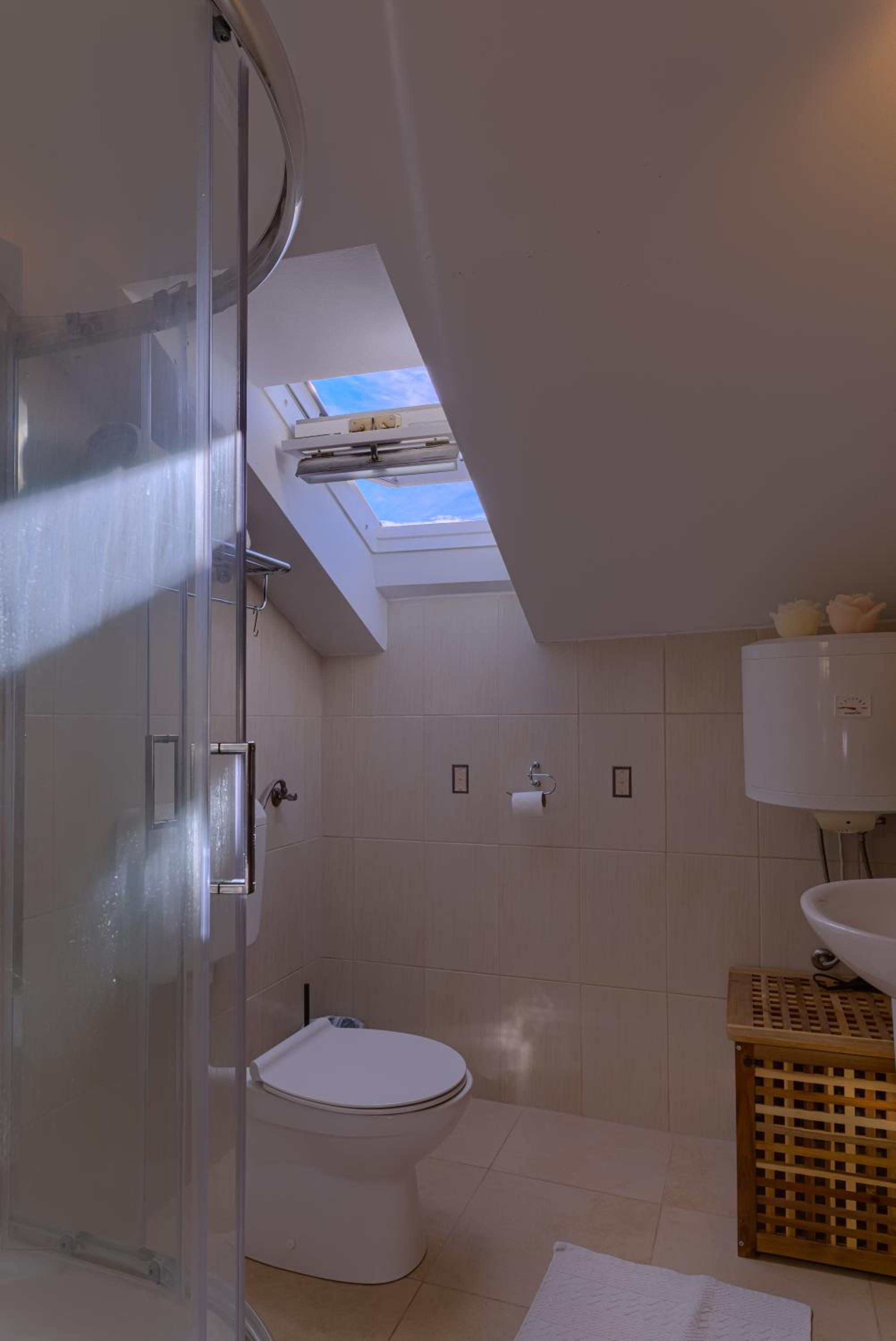 One-Bedroom Apartment with Balcony and Sea View - Photo 6