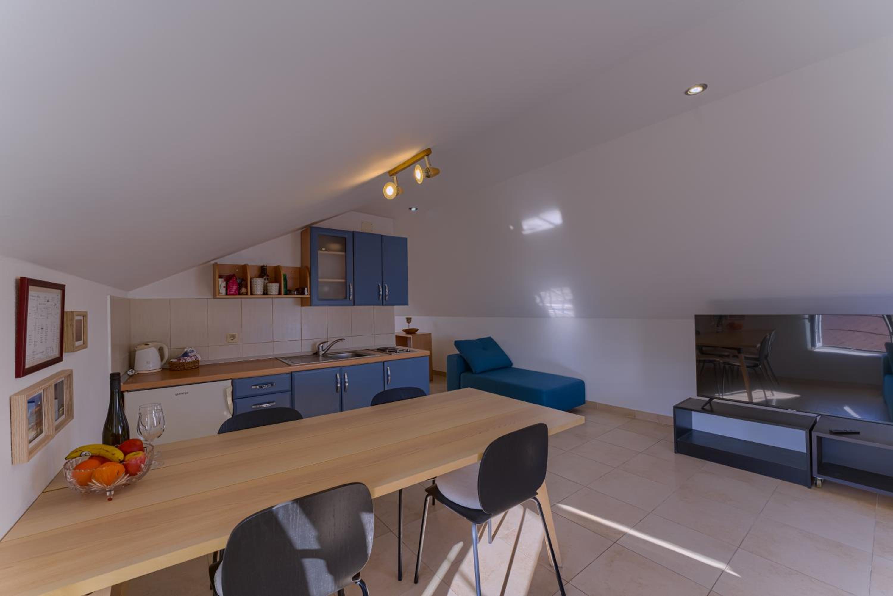 One-Bedroom Apartment with Balcony and Sea View - Photo 11