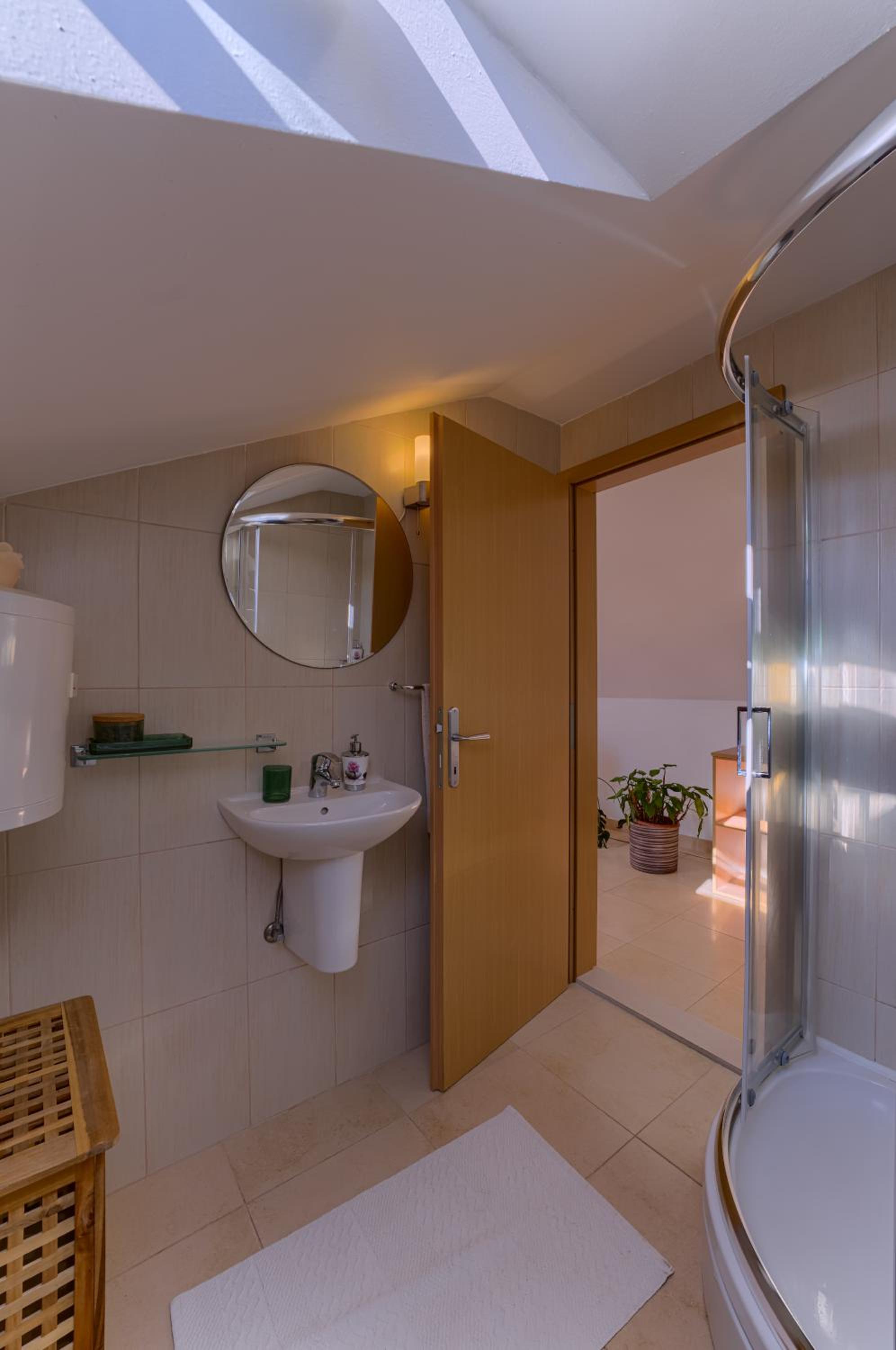 One-Bedroom Apartment with Balcony and Sea View - Photo 9