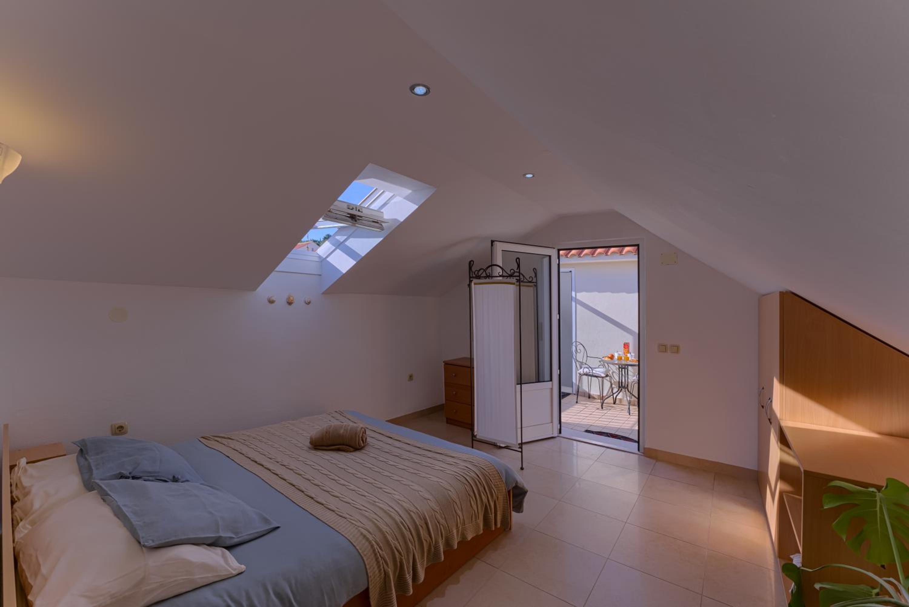 One-Bedroom Apartment with Balcony and Sea View - Photo 8