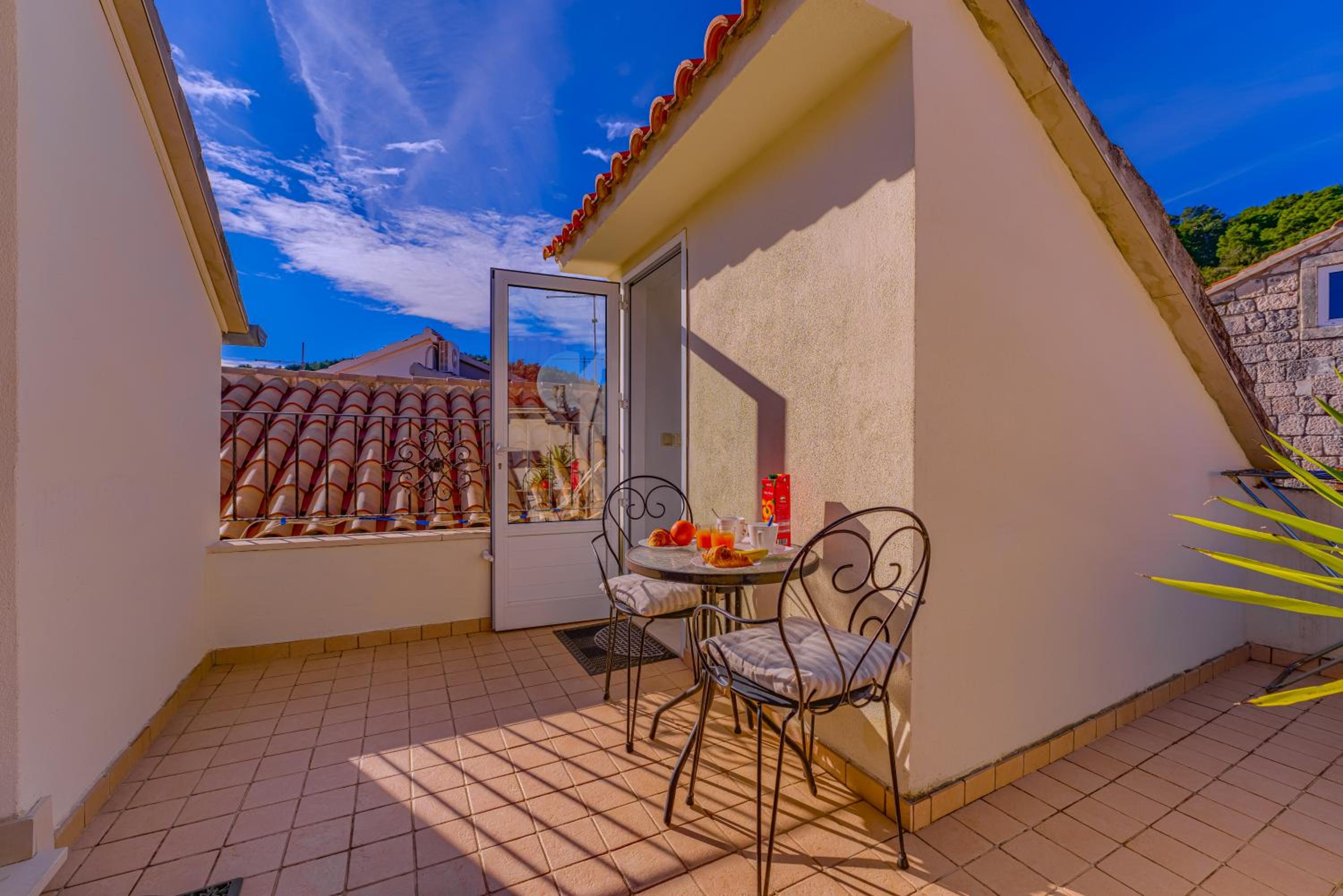 One-Bedroom Apartment with Balcony and Sea View - Photo 15