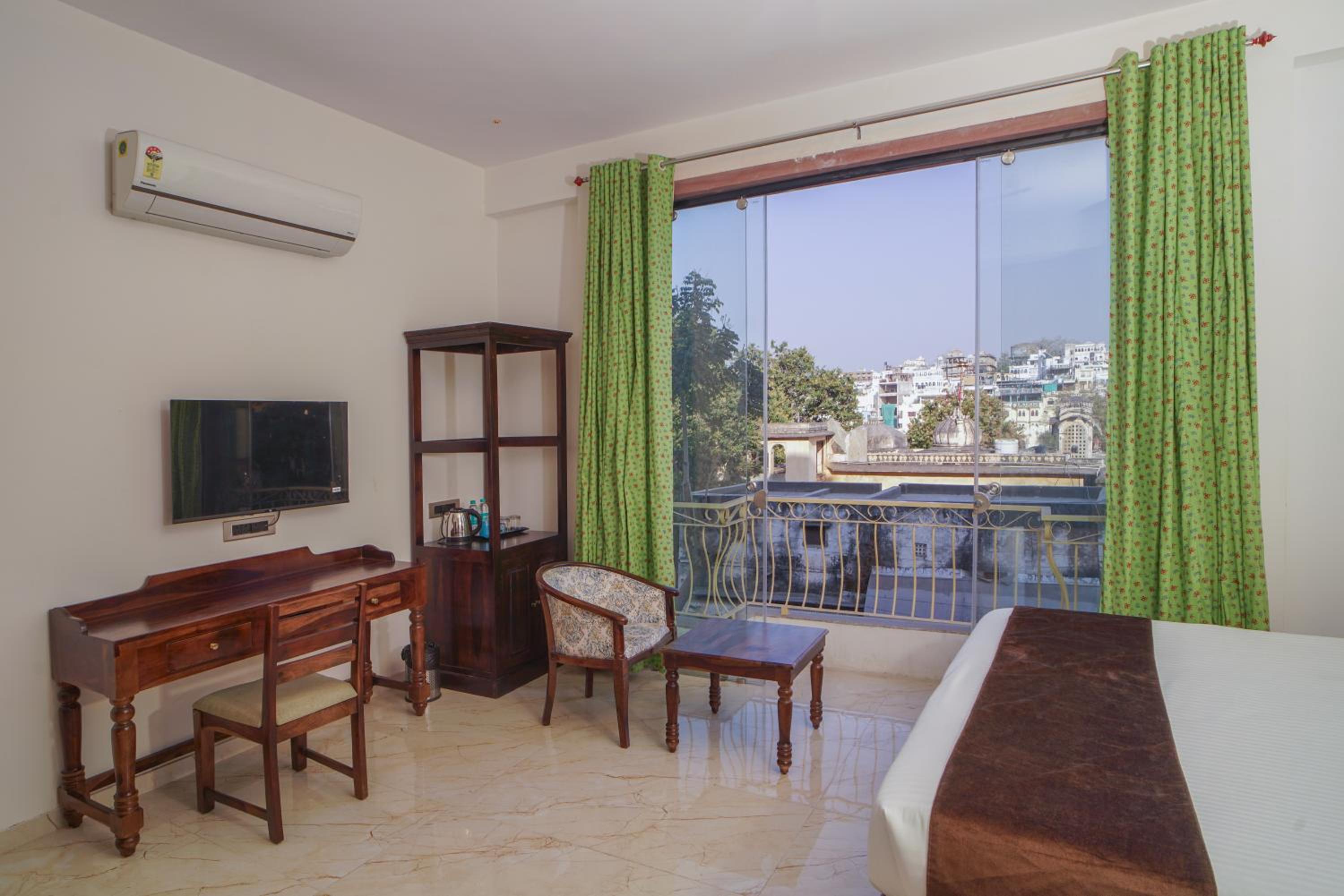 King Room with Lake View: 10% off on Sightseeing Tour, Complimentary Welcome Drink on arrival, Early Check-In upto 3 hours (subject to availability)   photo 2