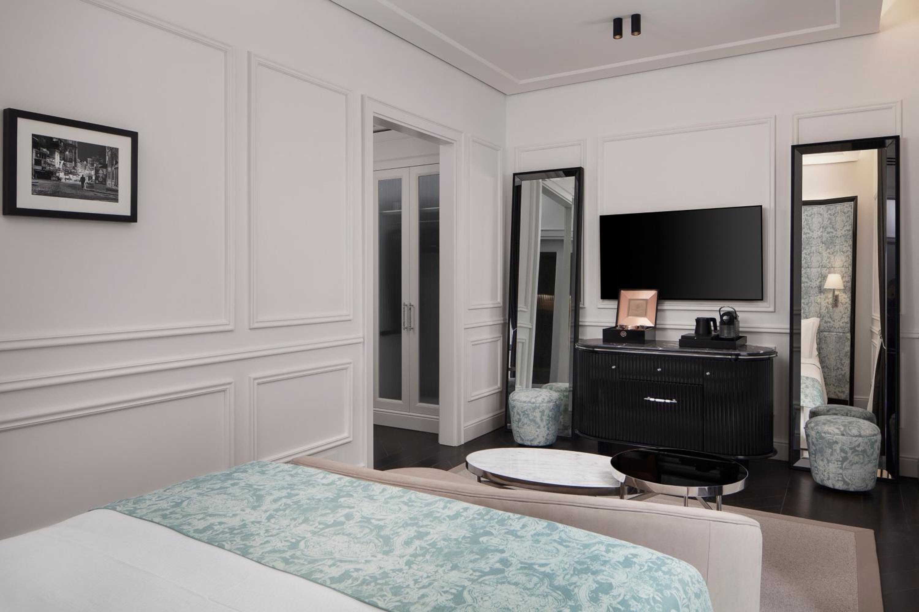Deluxe Queen Room
