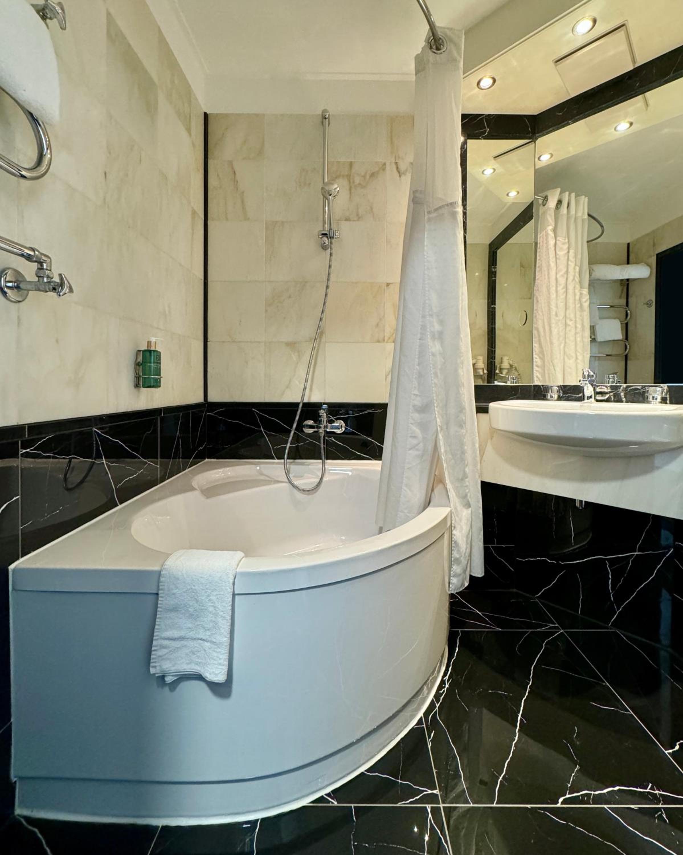 Double Room - Photo 3