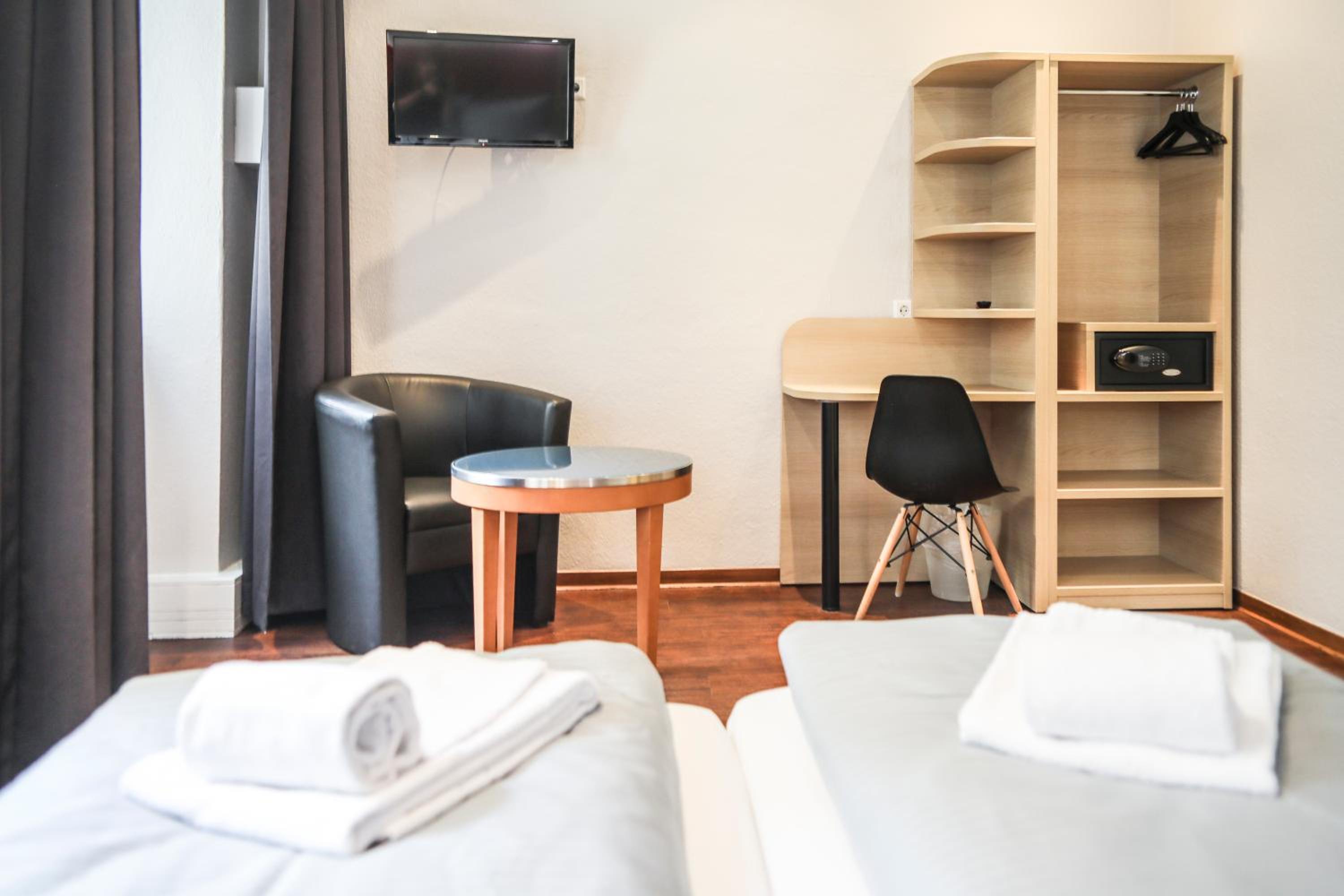 Standard Double or Twin Room - Photo 8