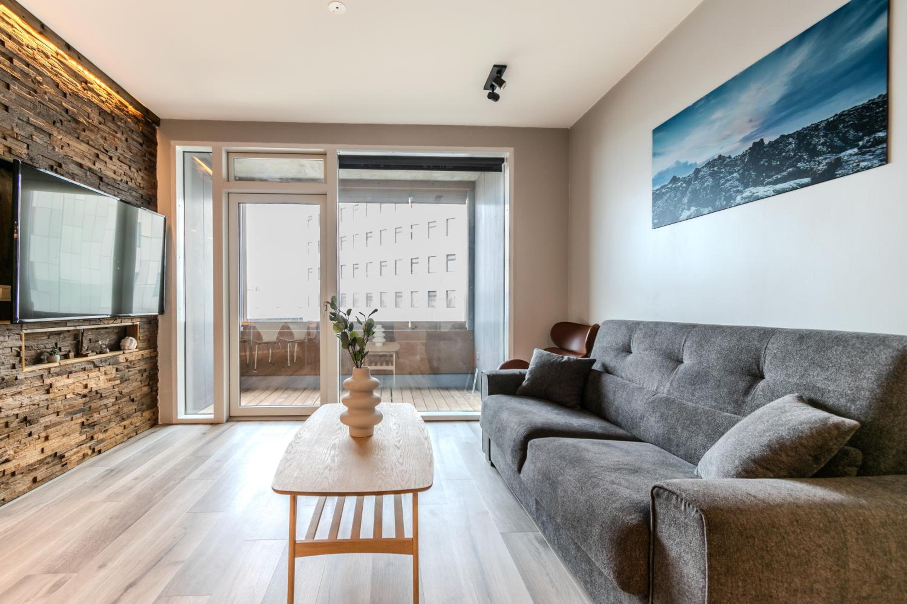 Two-Bedroom Apartment with Balcony and 2 Bathrooms - Photo 15