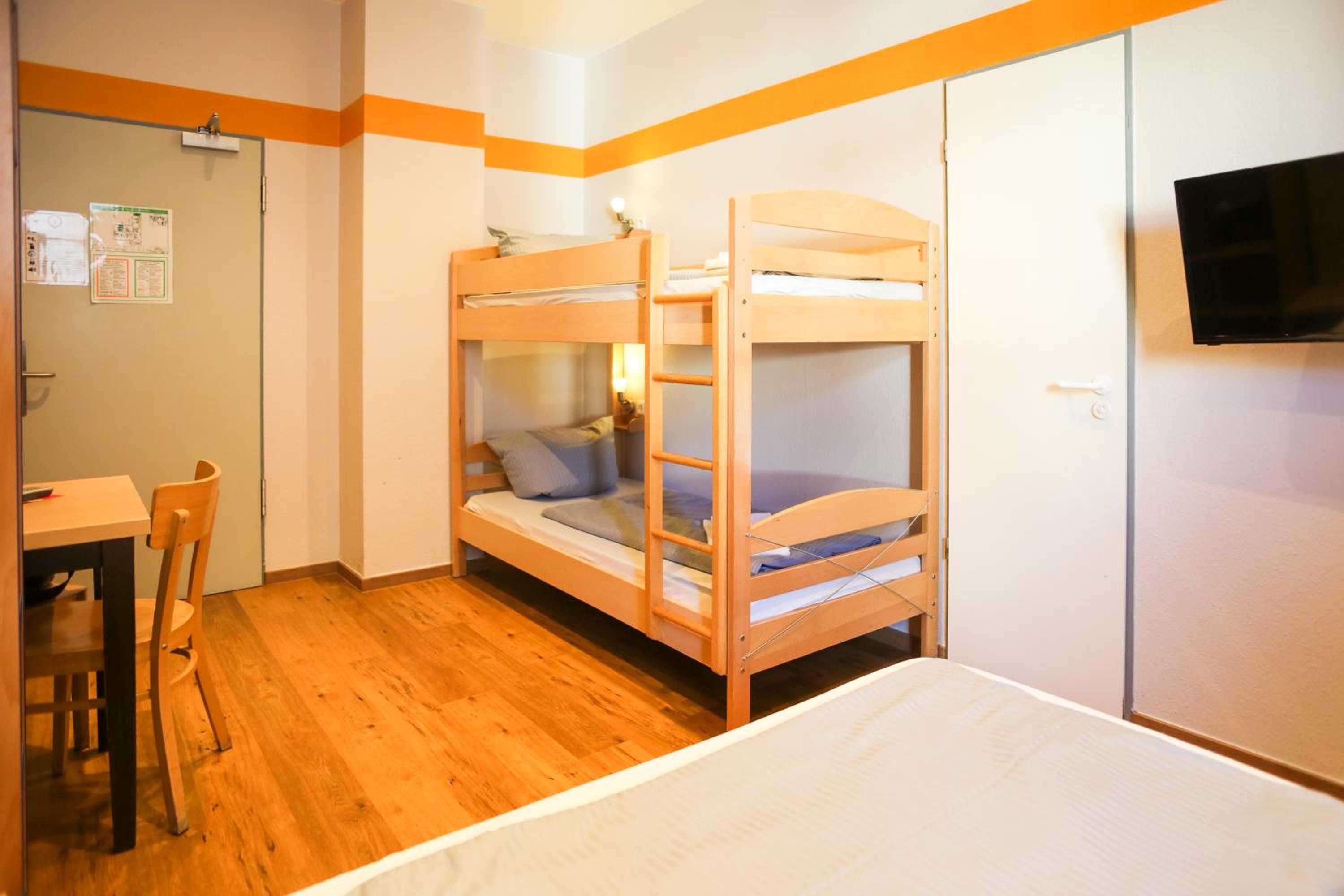 Budget Four-Bed Room - Photo 2