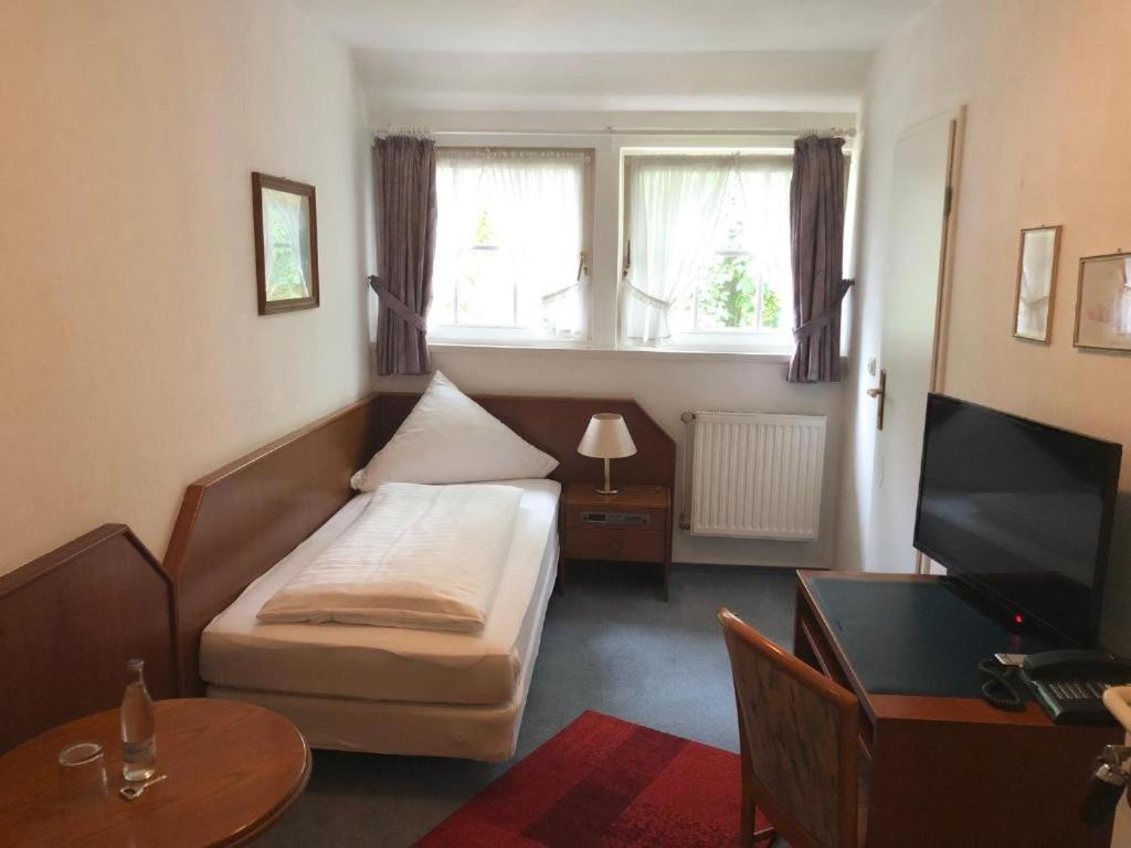 Single Room with Bathroom - Annex