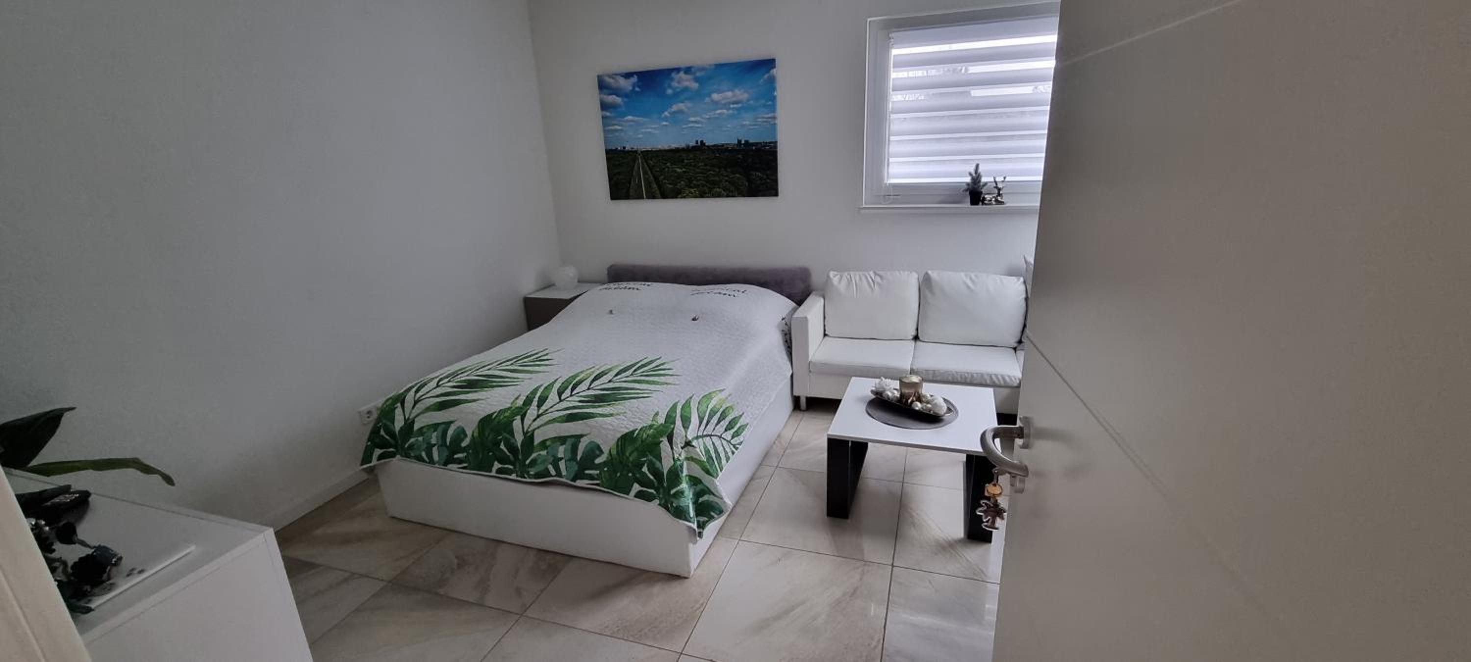 One-Bedroom Apartment photo 1
