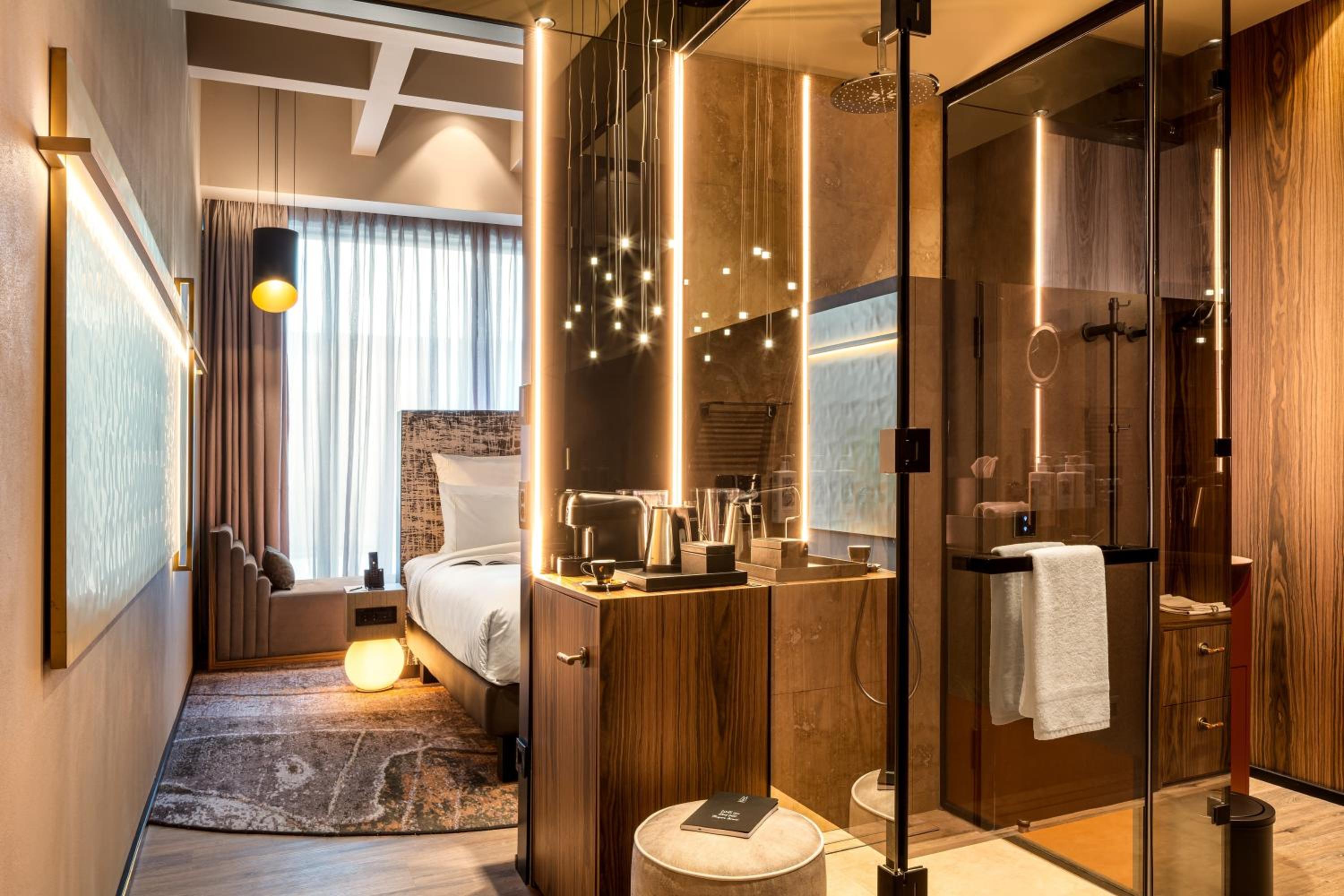 Deluxe Suite with One Double Bed and Balcony - Photo 7