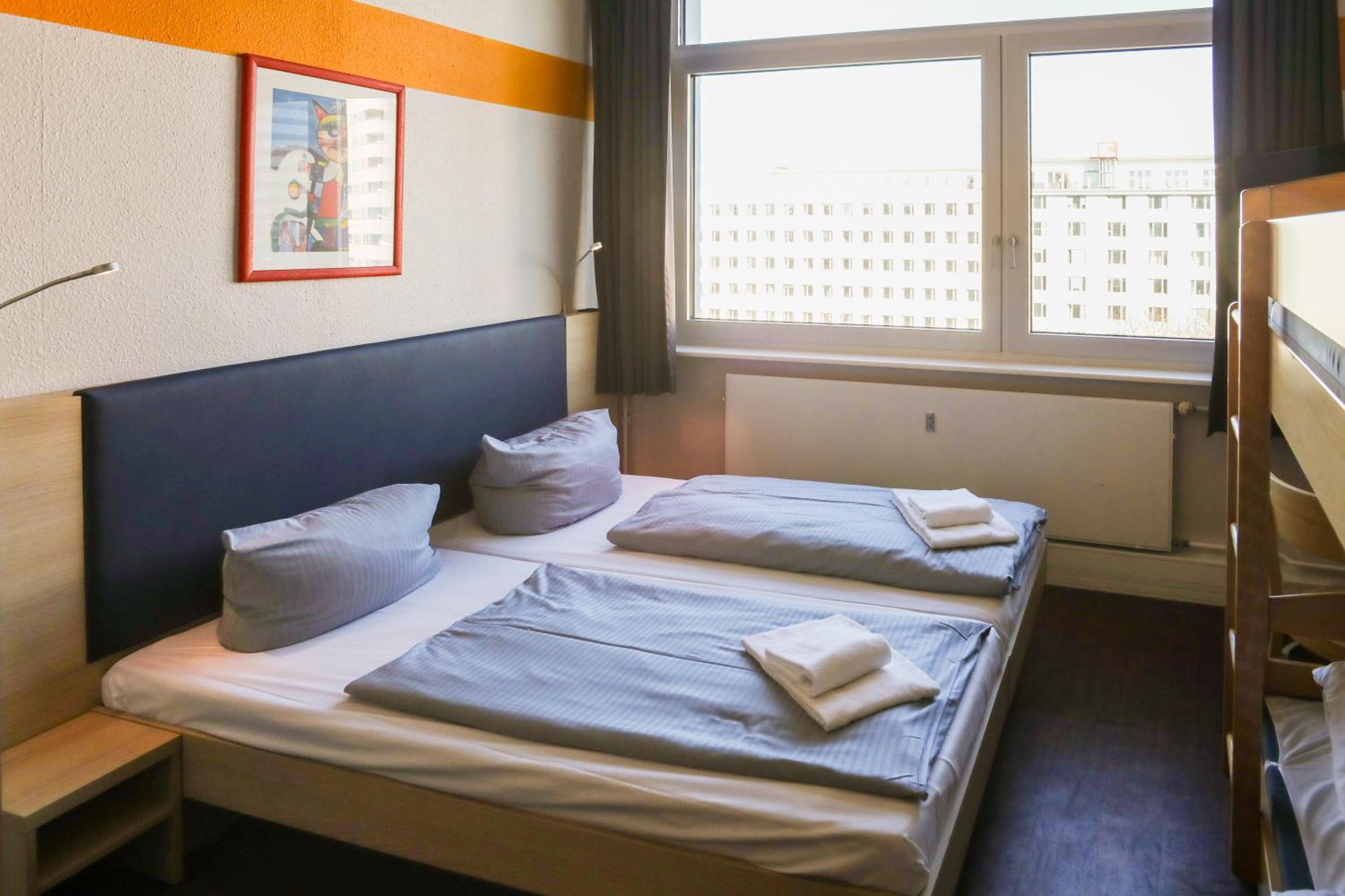 Standard Six-Bed Room - Photo 1