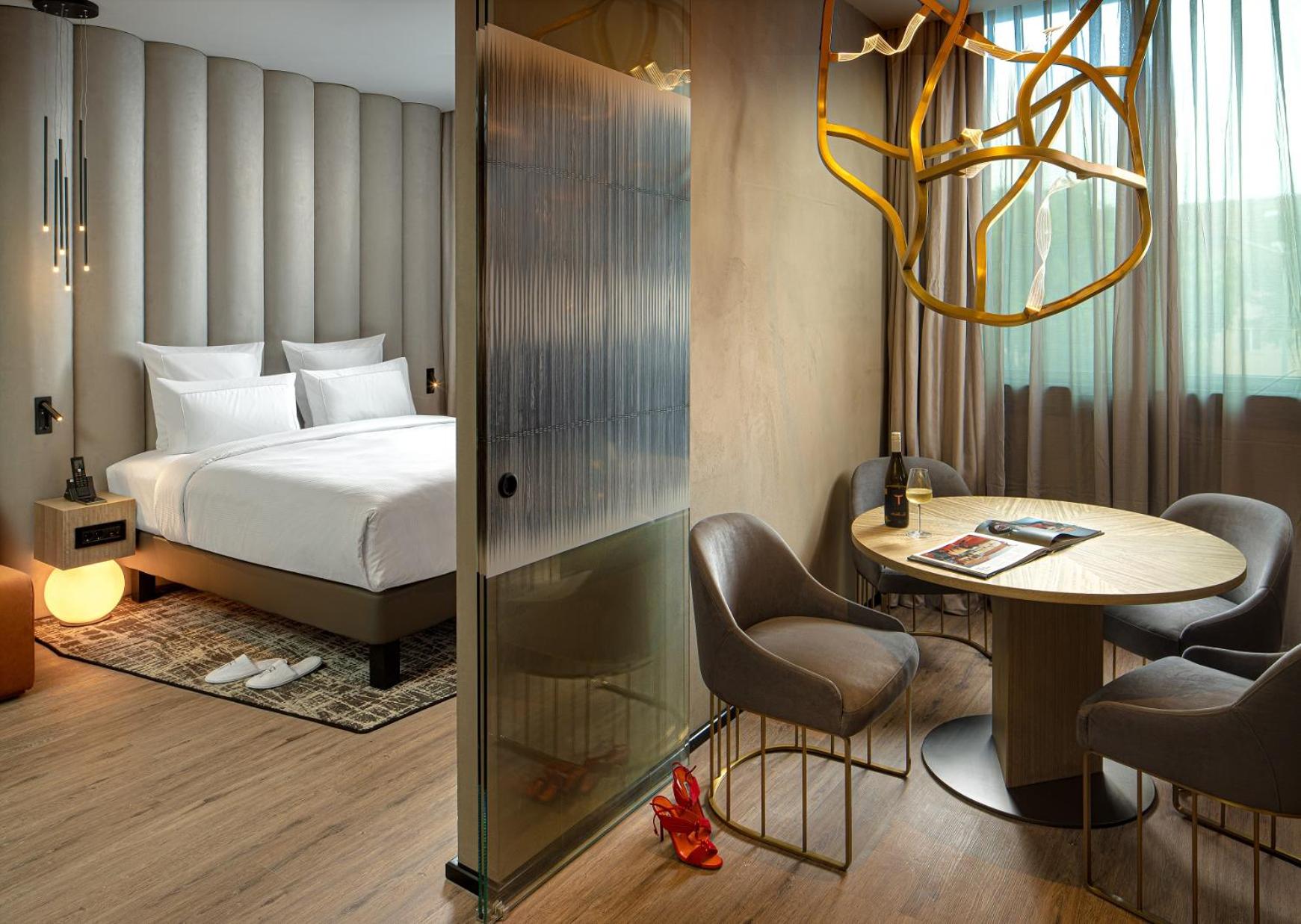 Deluxe Suite with One Double Bed - Photo 5