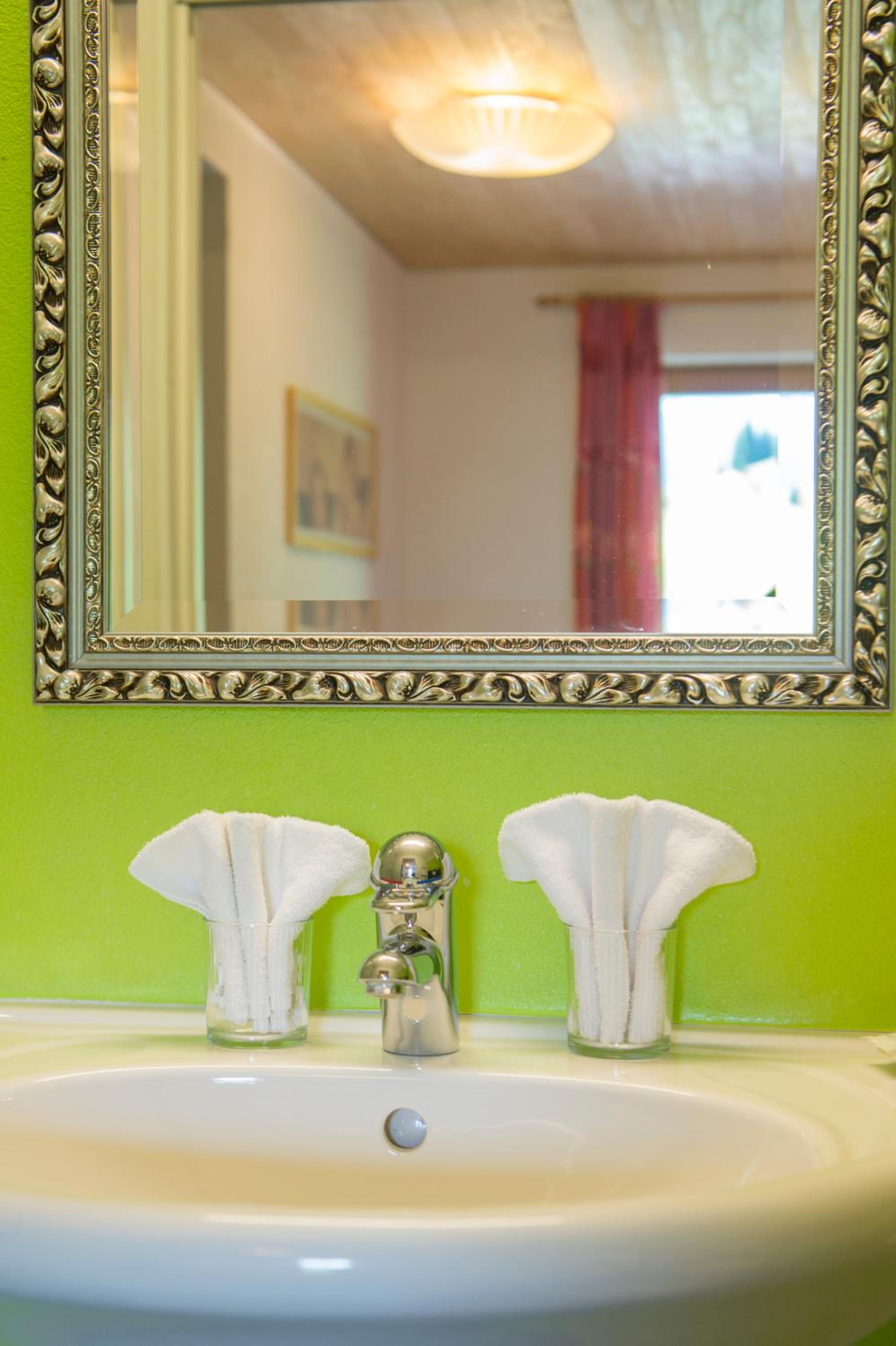 Queen Room photo 2