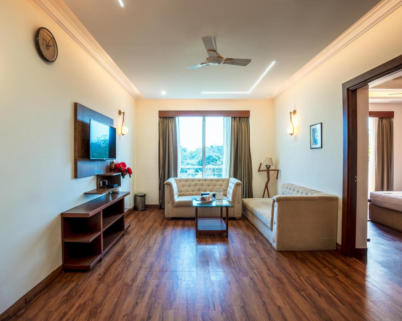 Suite with Bathtub - Photo 2