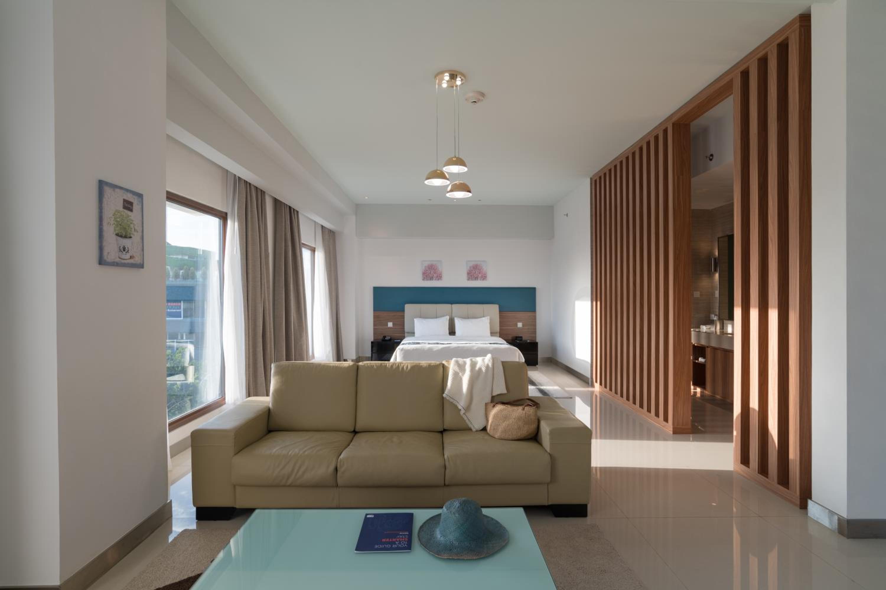 King Suite With Free Airport Transfer photo 2
