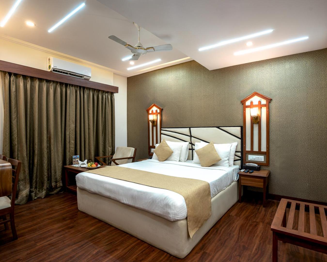 Luxury Room with Balcony - Photo 4