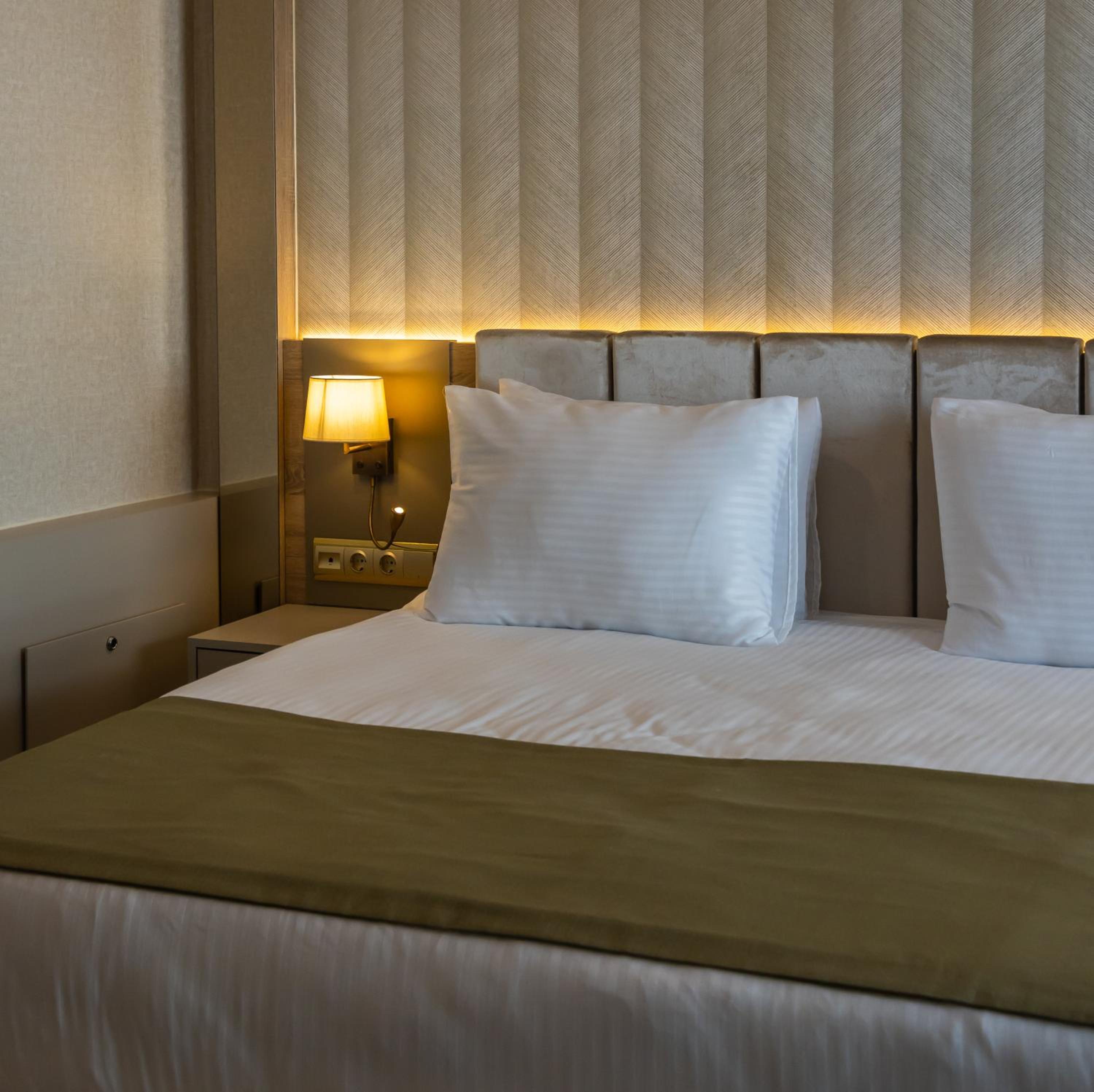Double Room with Balcony - Photo 8