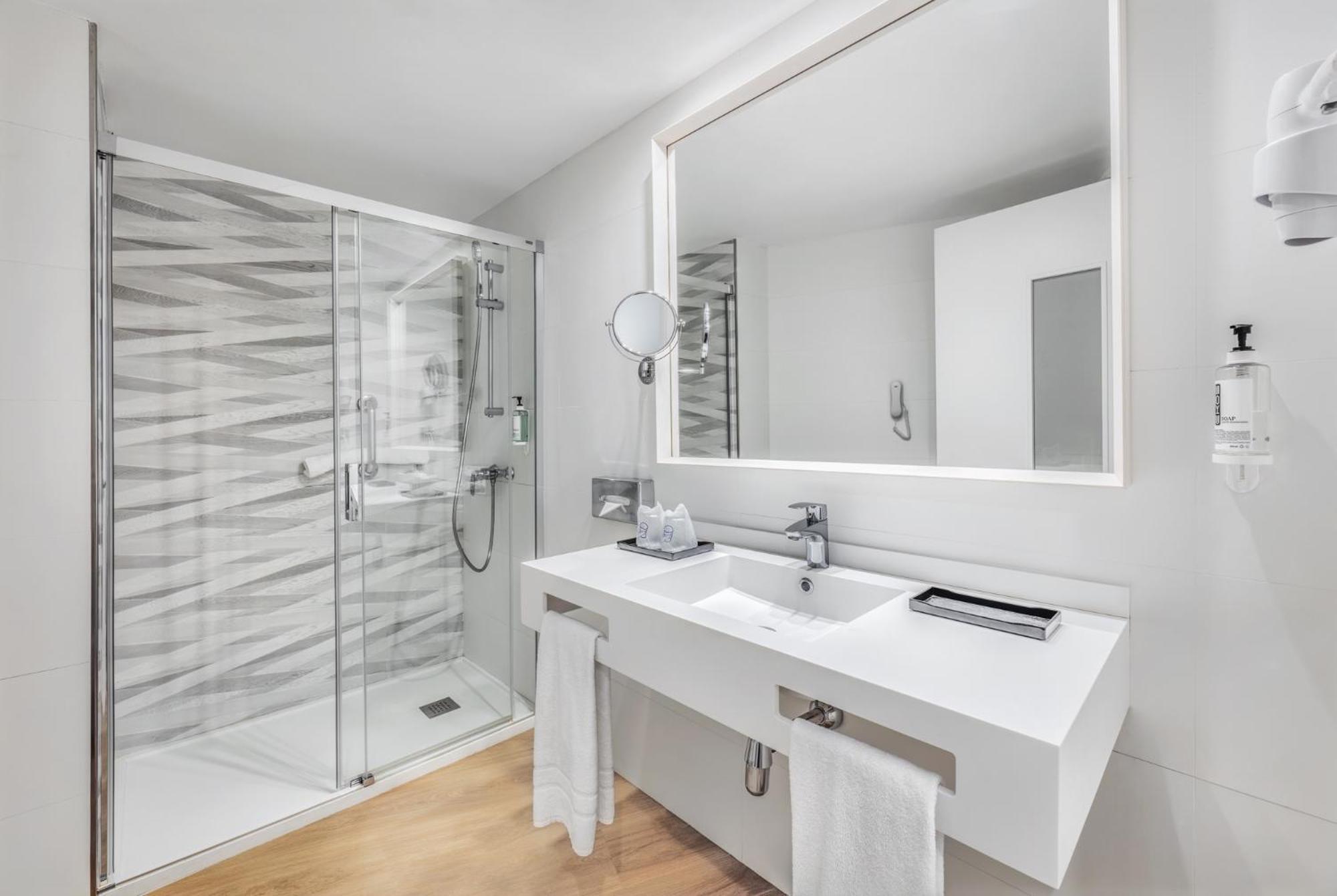 Double or Twin Room - Photo 2