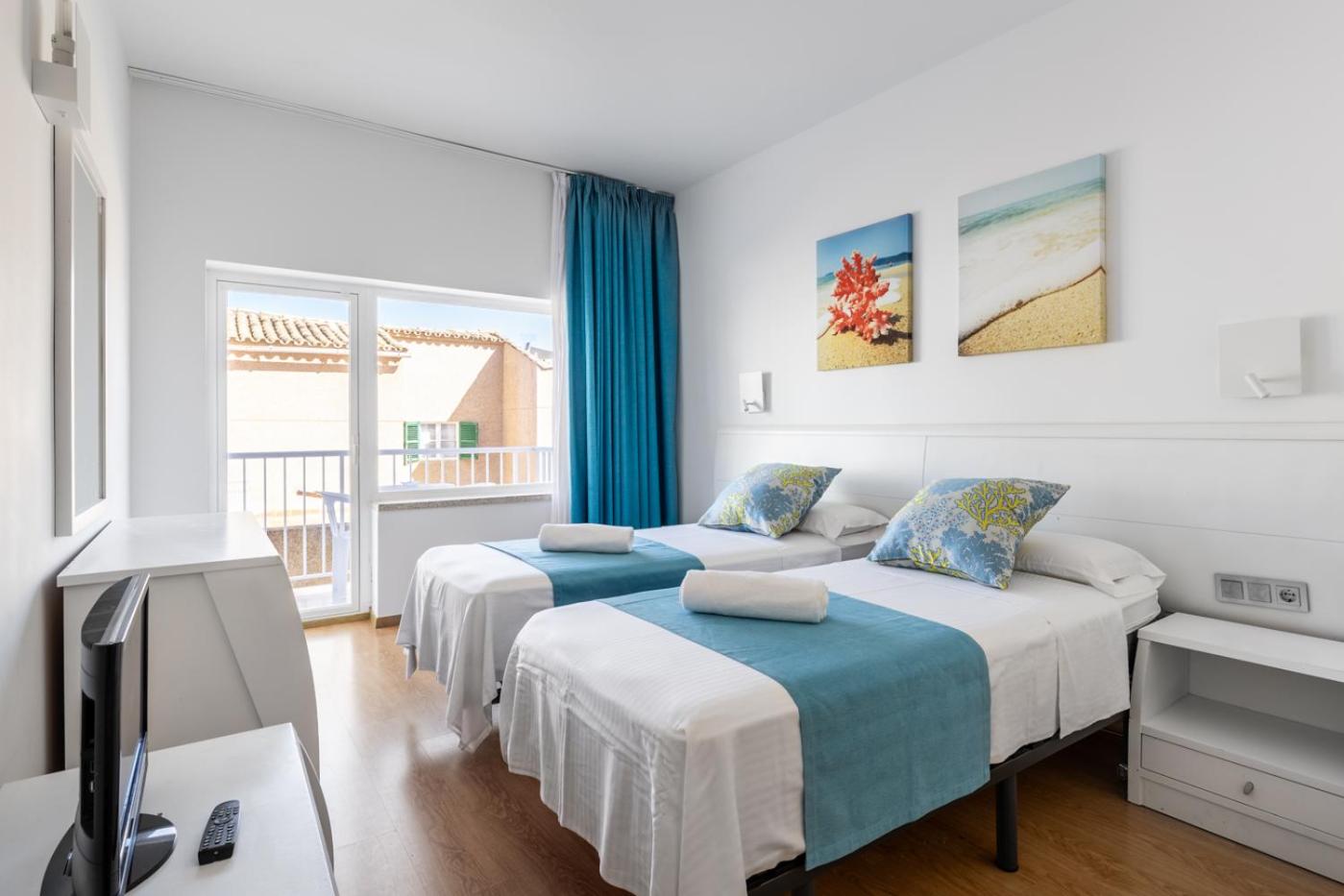 Double Room with Balcony and Side Sea View photo 2