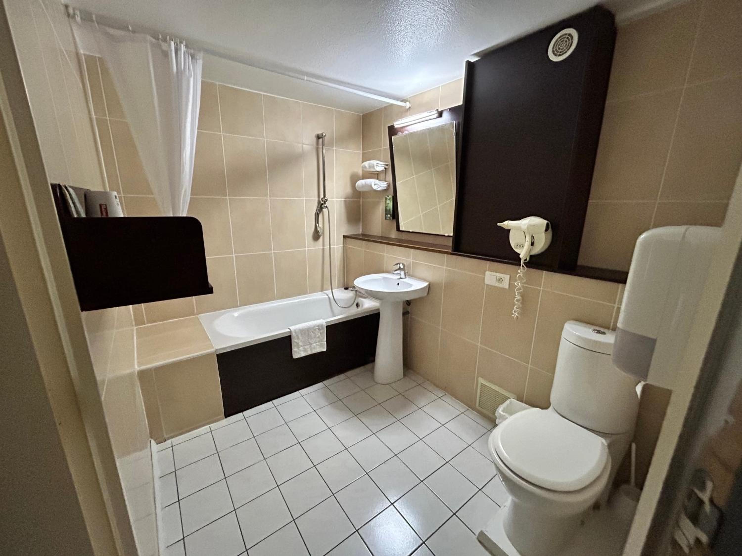 Quad Room - 1 Double Bed, 2 Single Beds - Photo 3