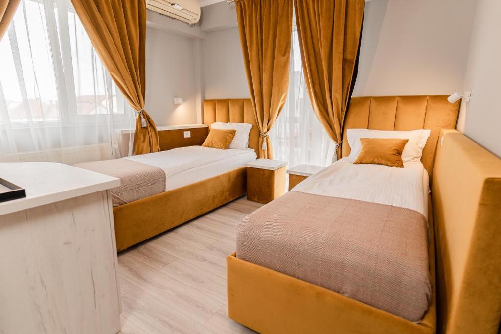 Standard Twin Room - Photo 1
