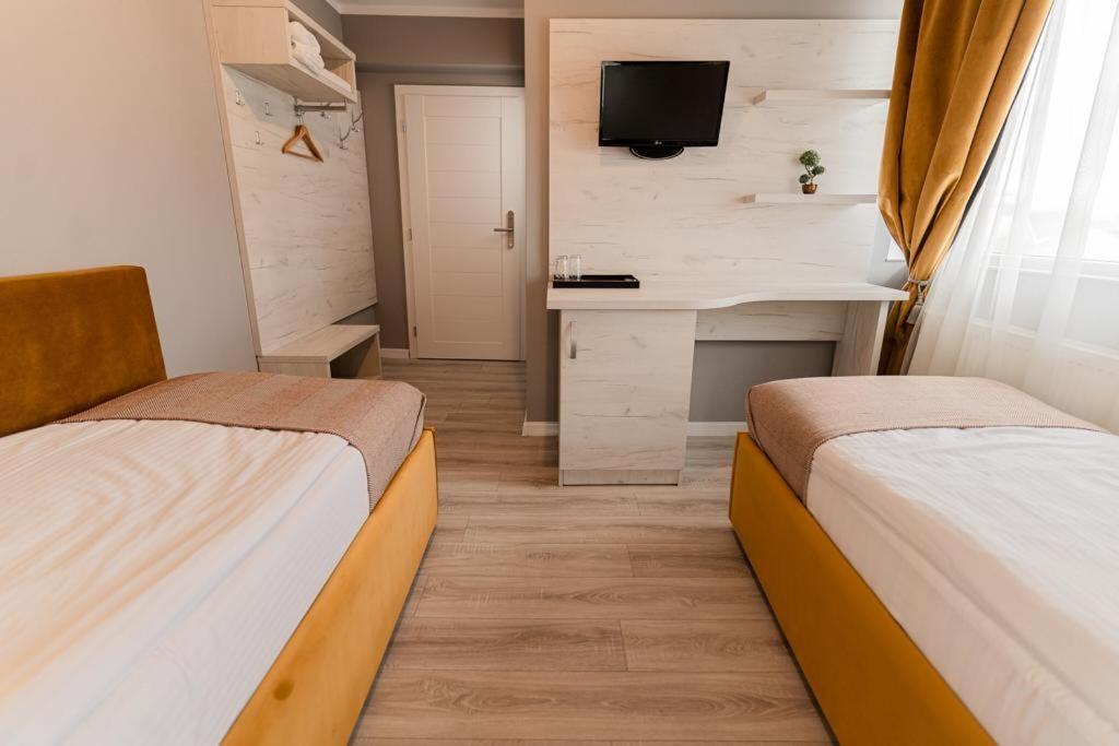 Standard Twin Room - Photo 2