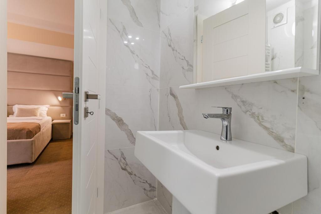 Triple Room with Private Bathroom photo 2