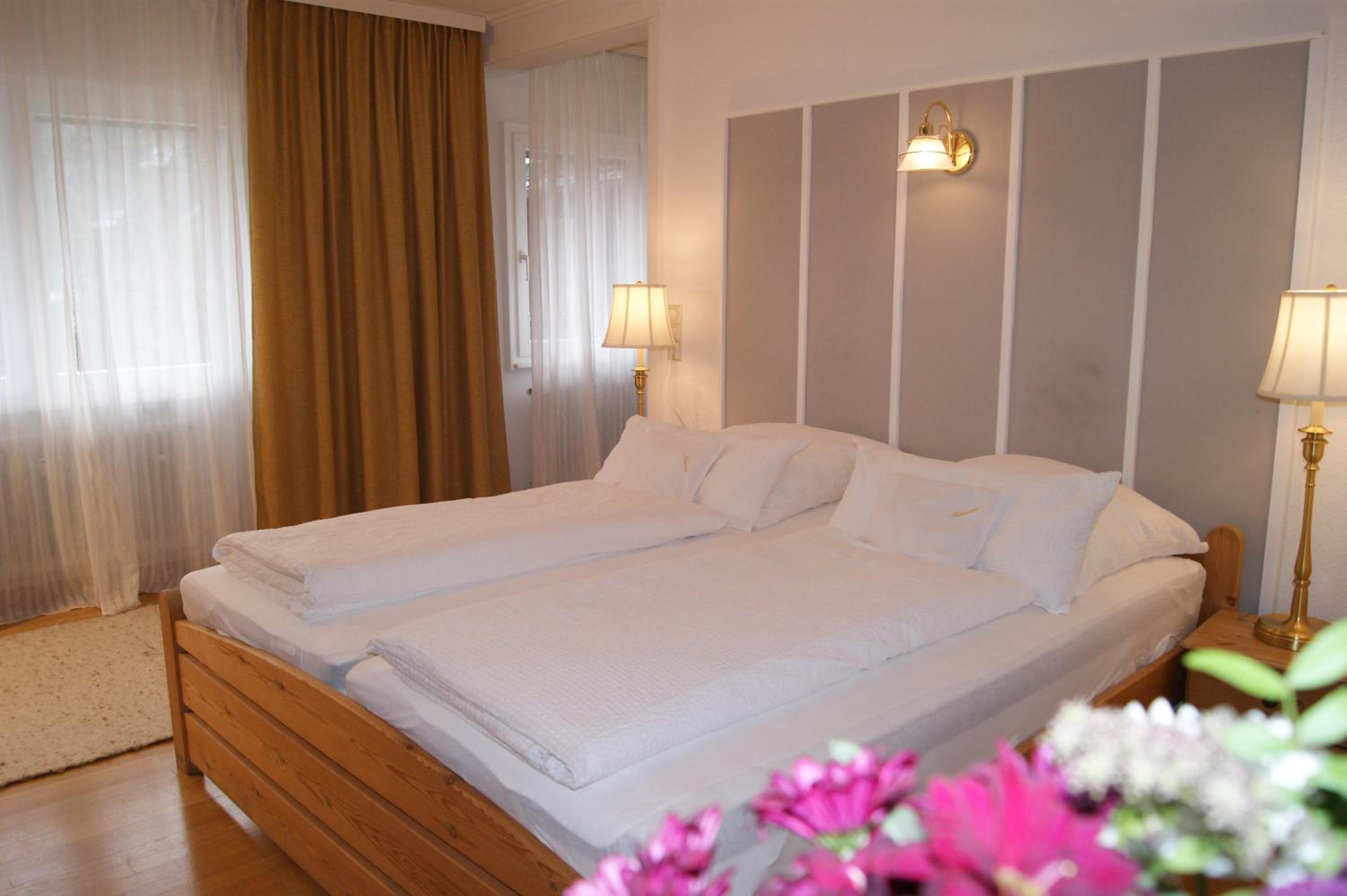 Deluxe Queen Room - Photo 7