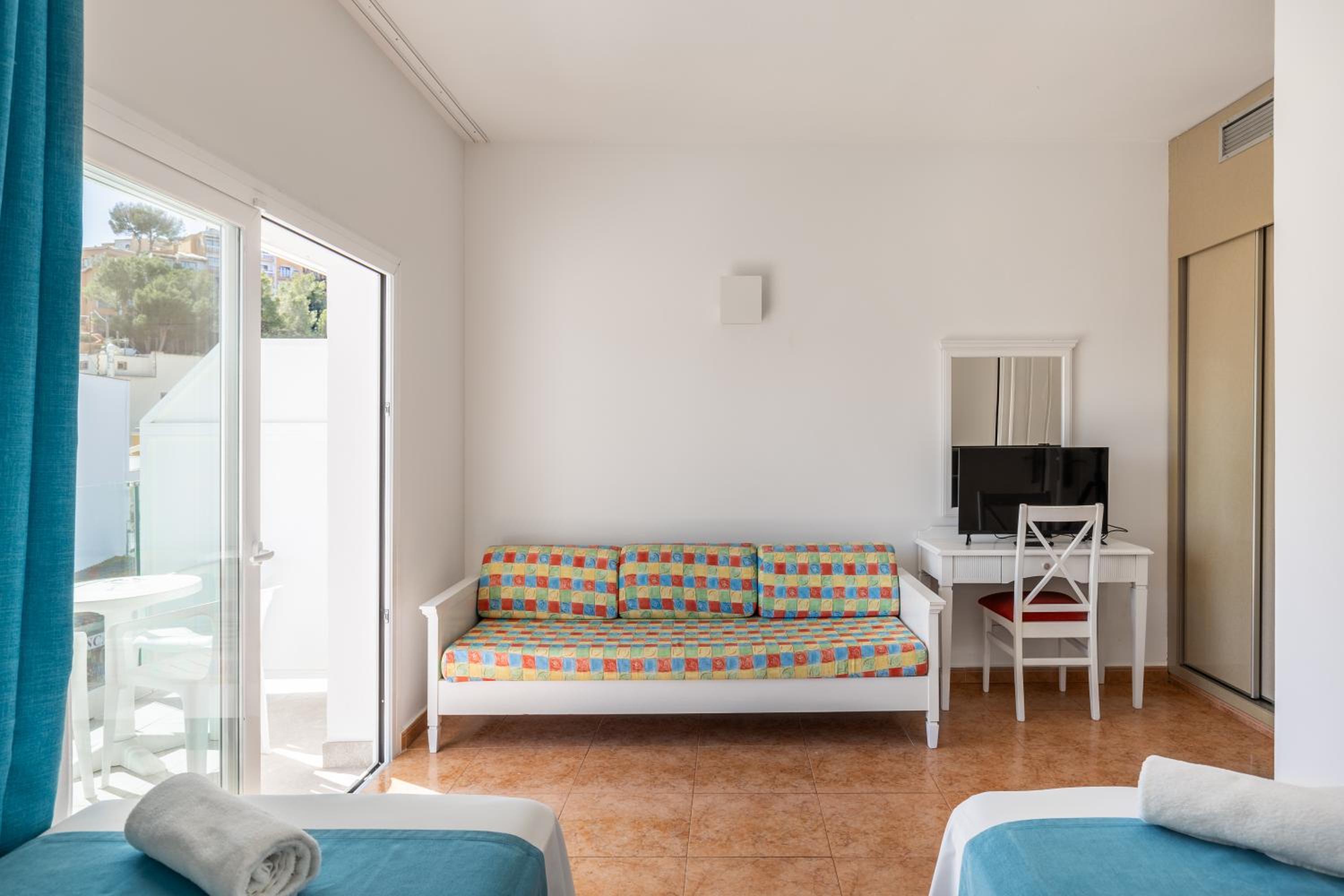 Triple Room with Balcony and Sea View photo 2