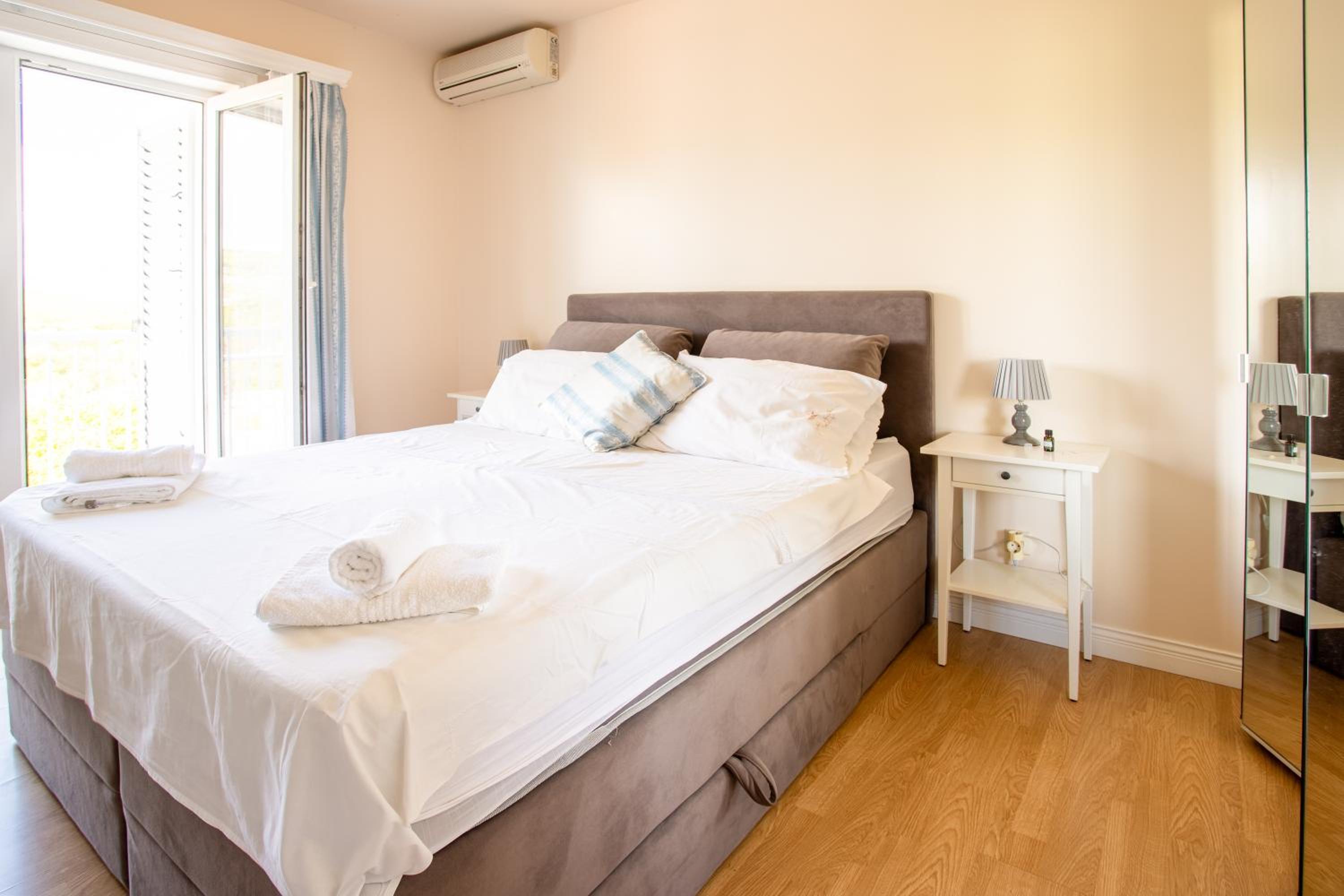 Superior One-Bedroom Apartment with Balcony and Sea VIew photo 1