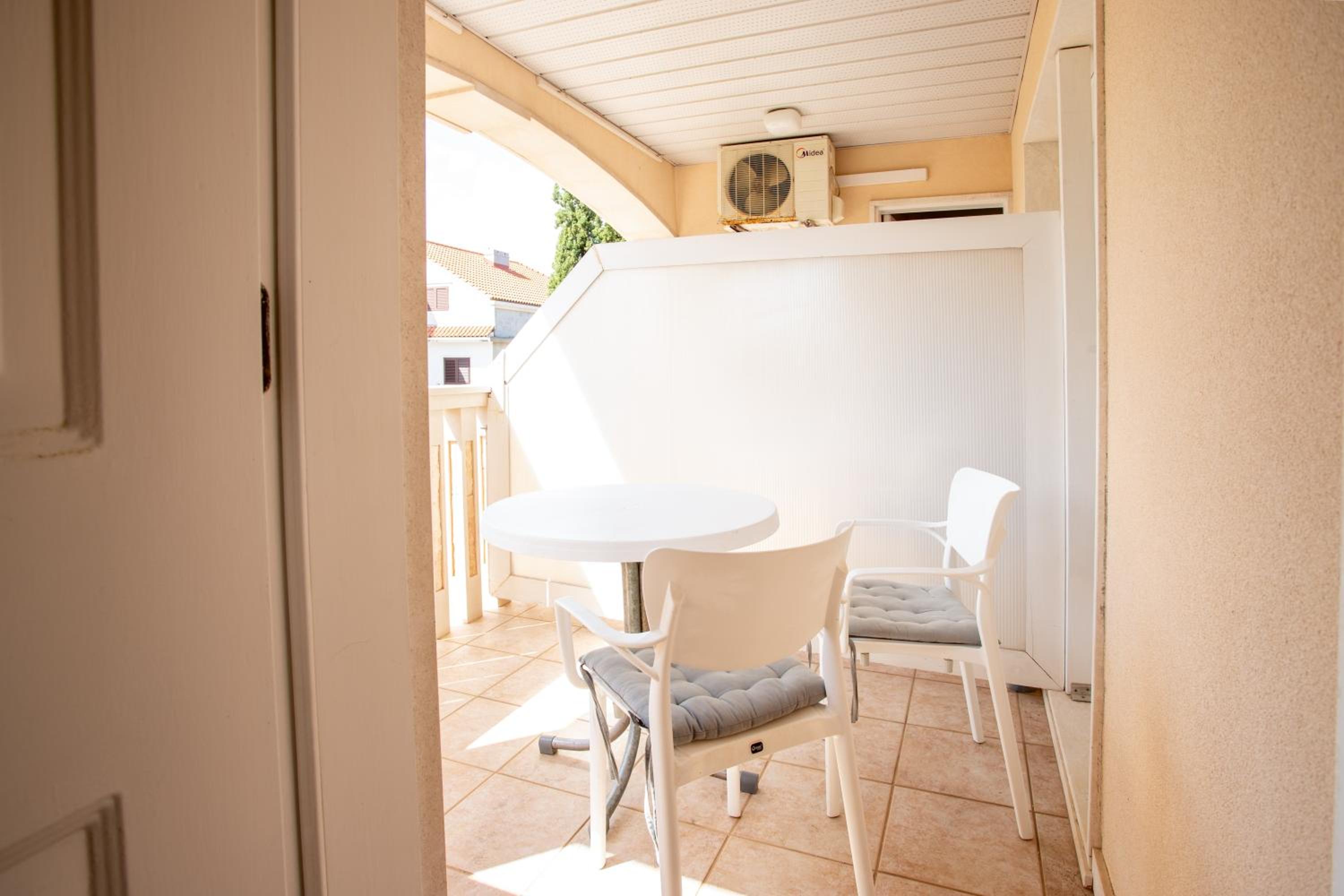One-Bedroom Apartment with Shared Balcony photo 2