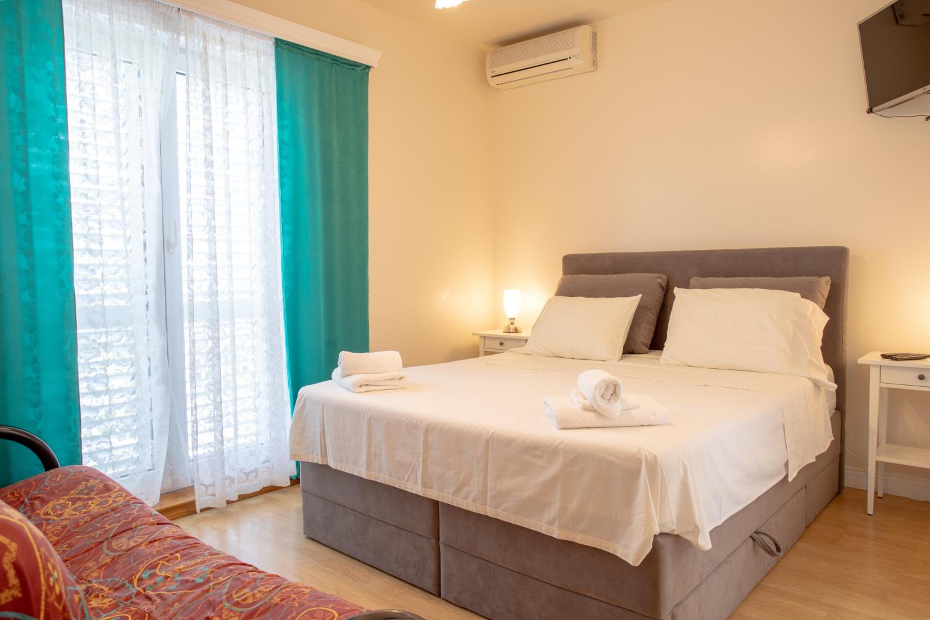 One-Bedroom Apartment with Balcony and Sea View photo 1