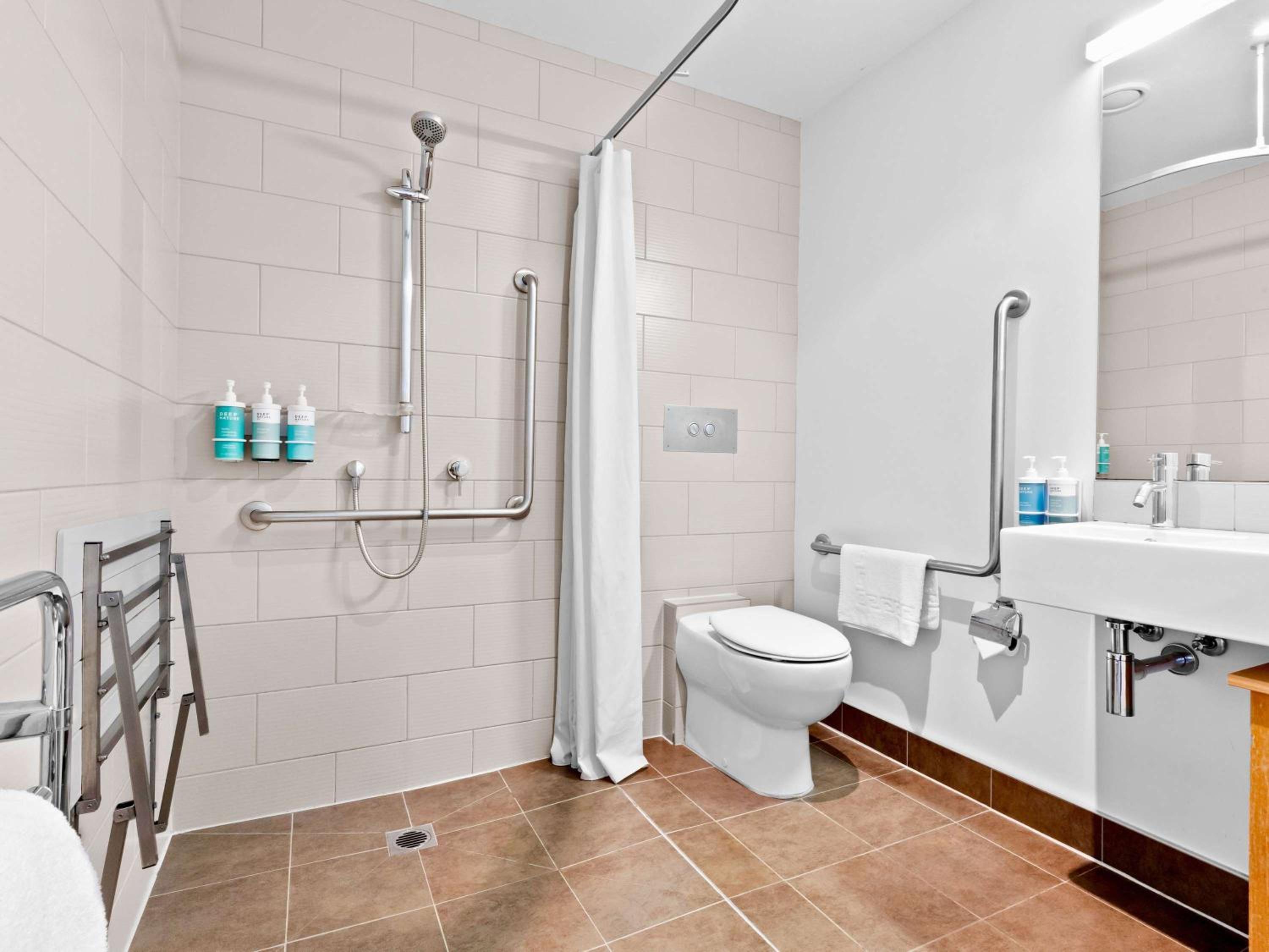 Standard Queen Room with Special Access Bathroom thumbnail 6