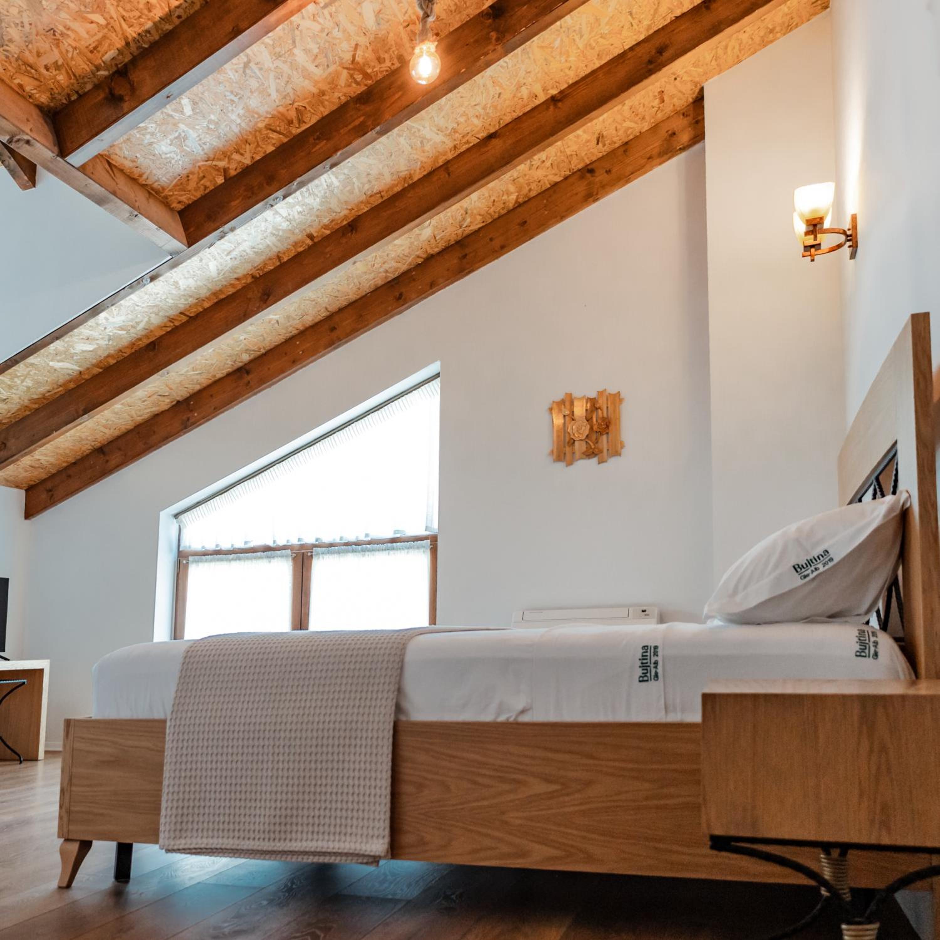 Deluxe Attic Suite with Mountain View photo 2