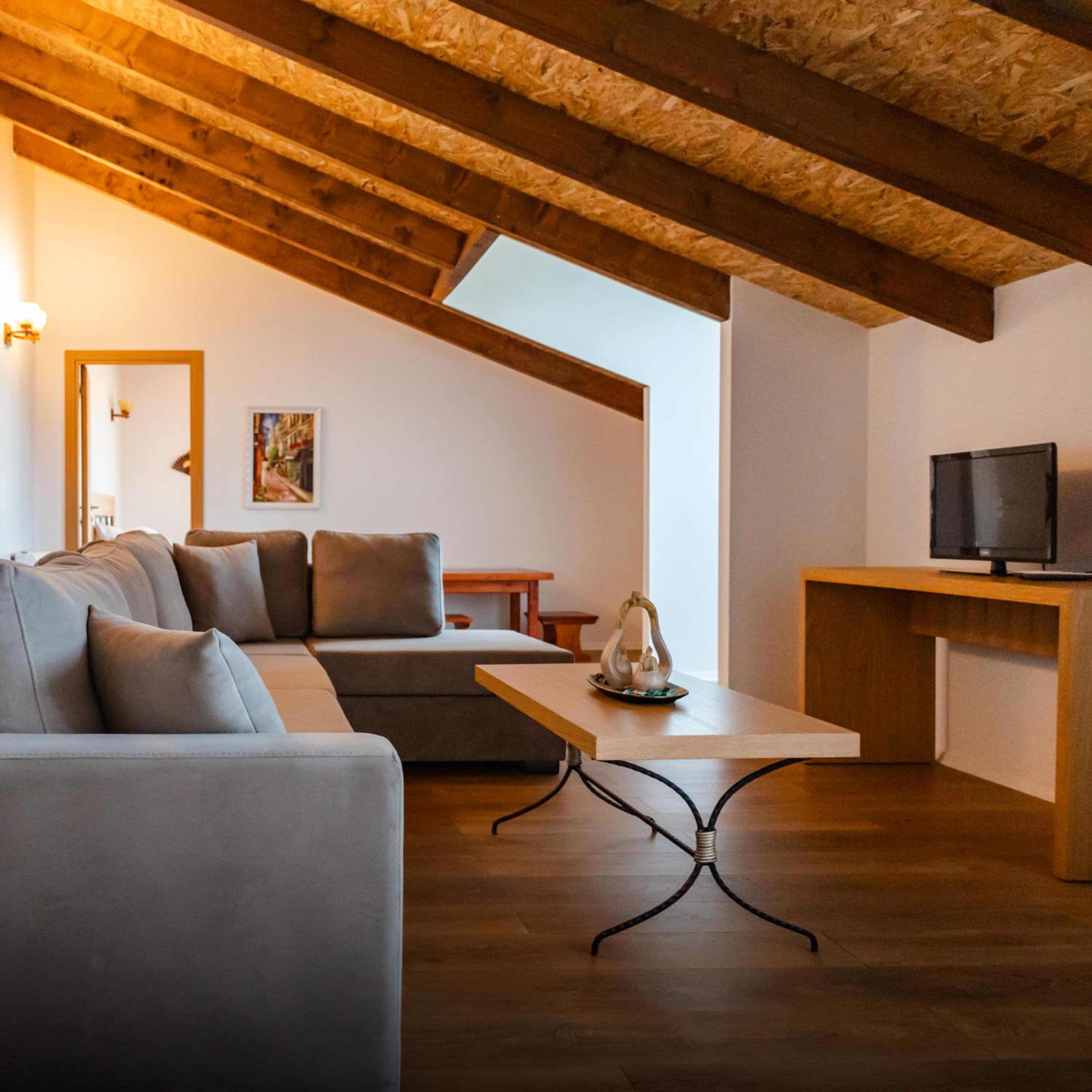 Deluxe Attic Suite with Mountain View photo 1