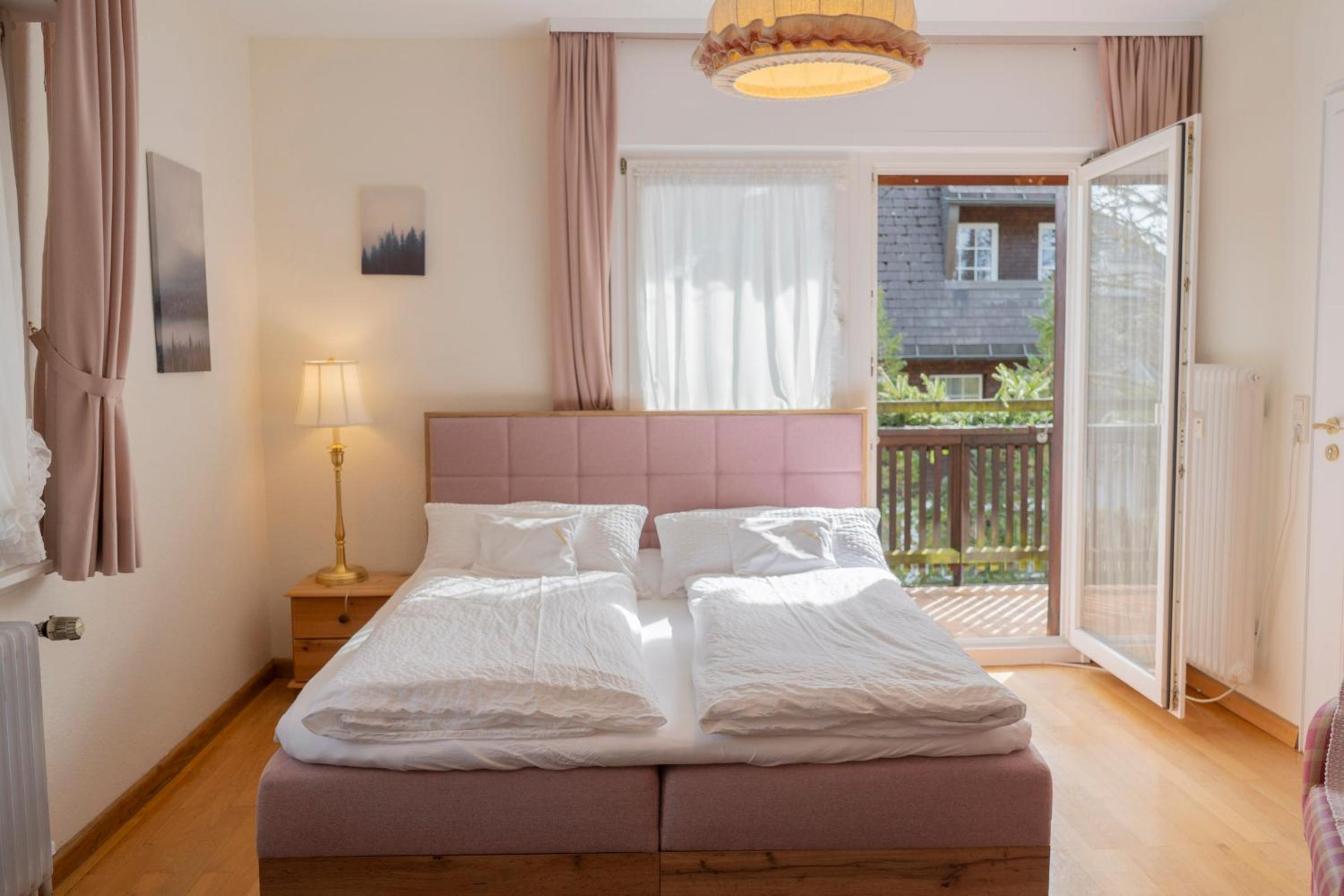 Double Room with Balcony - Photo 10
