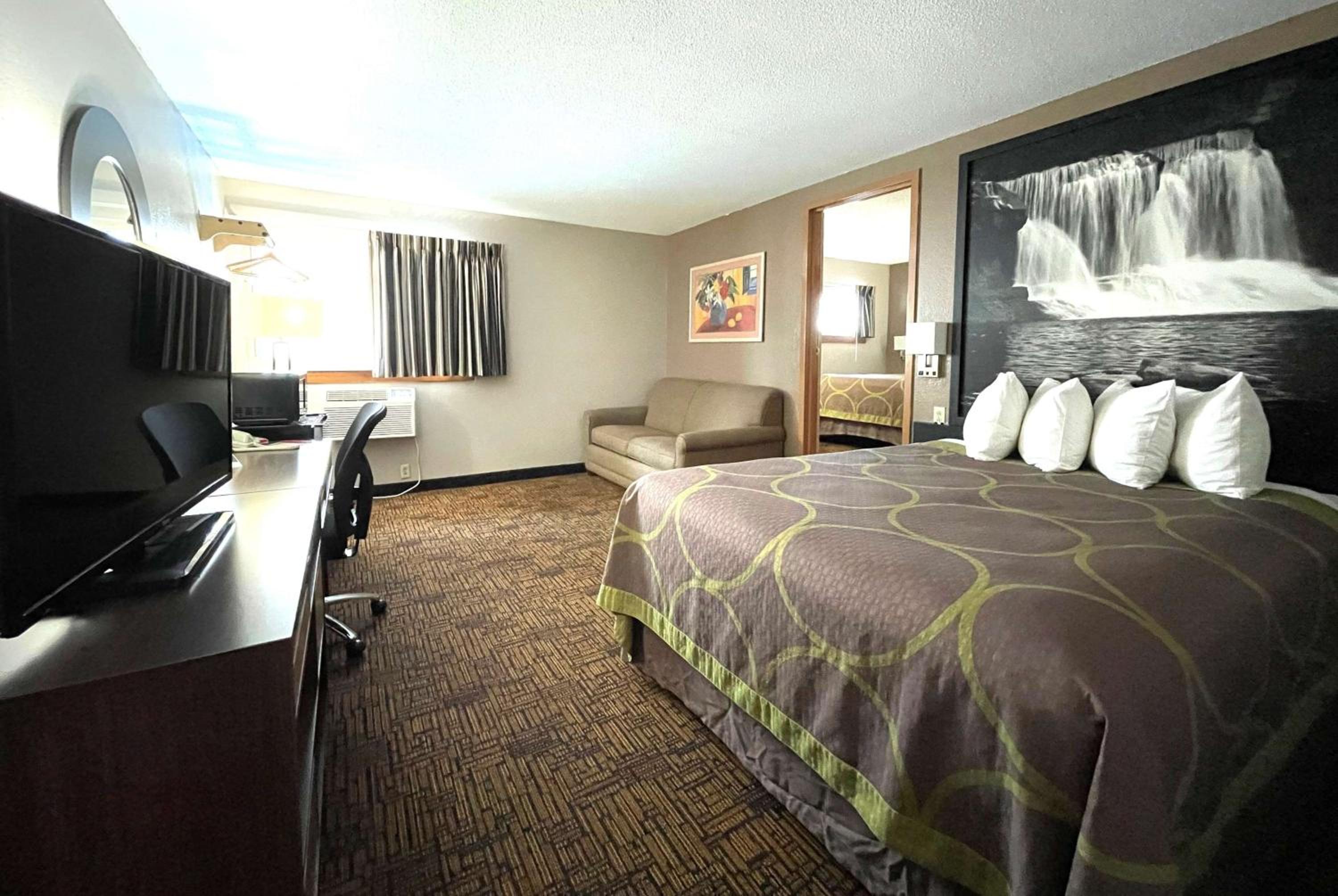 Queen Studio Suite - Non-Smoking - Photo 1