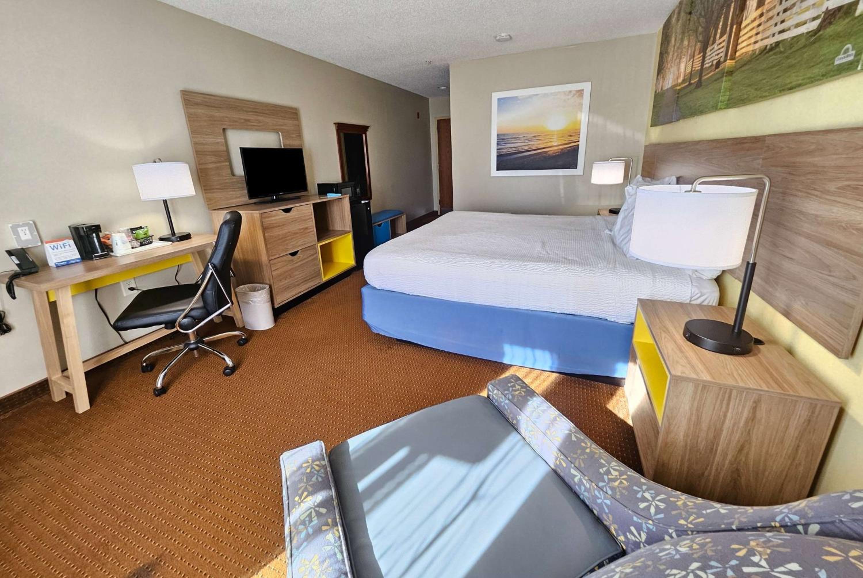King Room - Non-Smoking - Photo 1