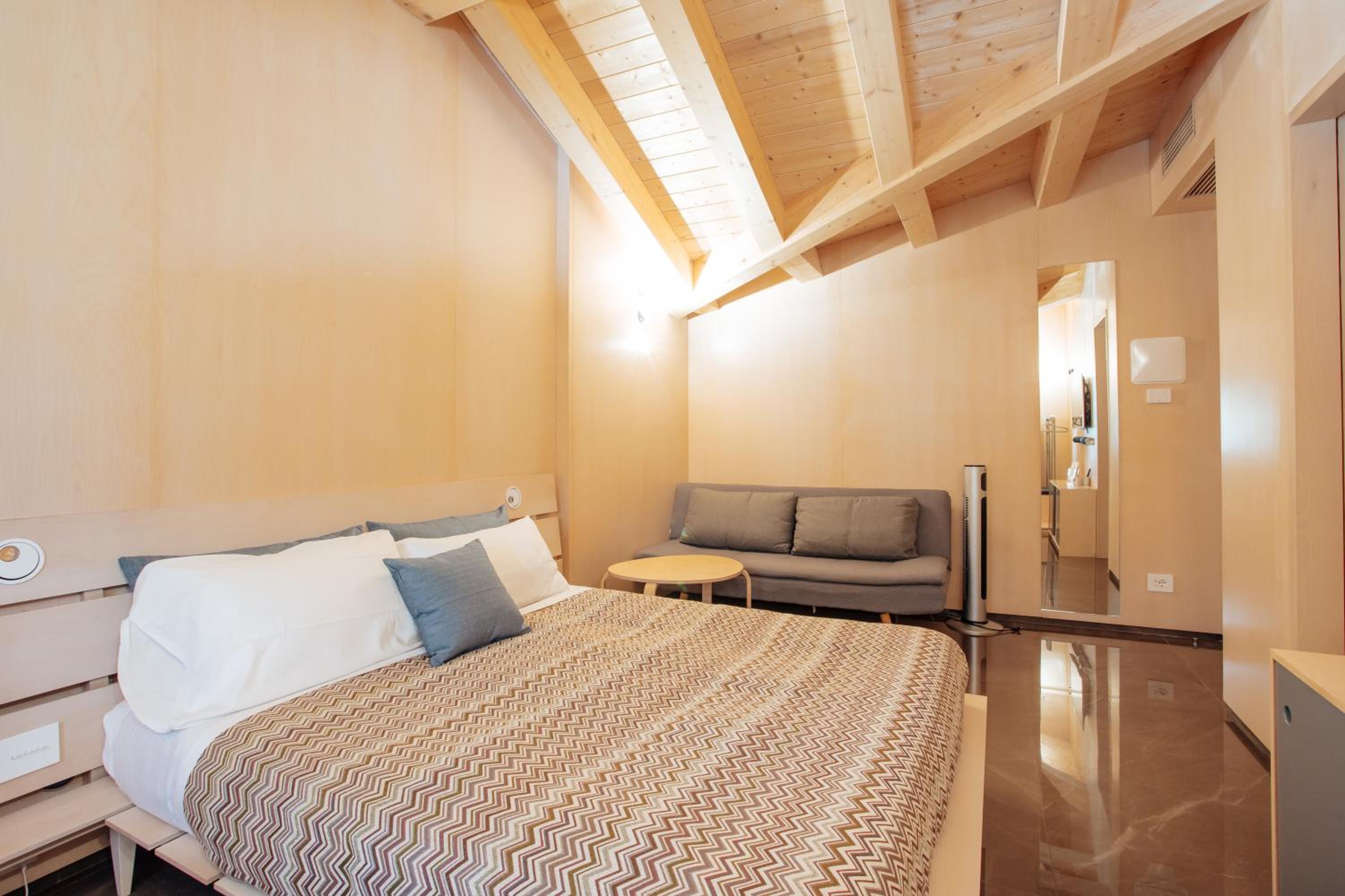 Deluxe Room (2 Adults + 1 Child) photo 3
