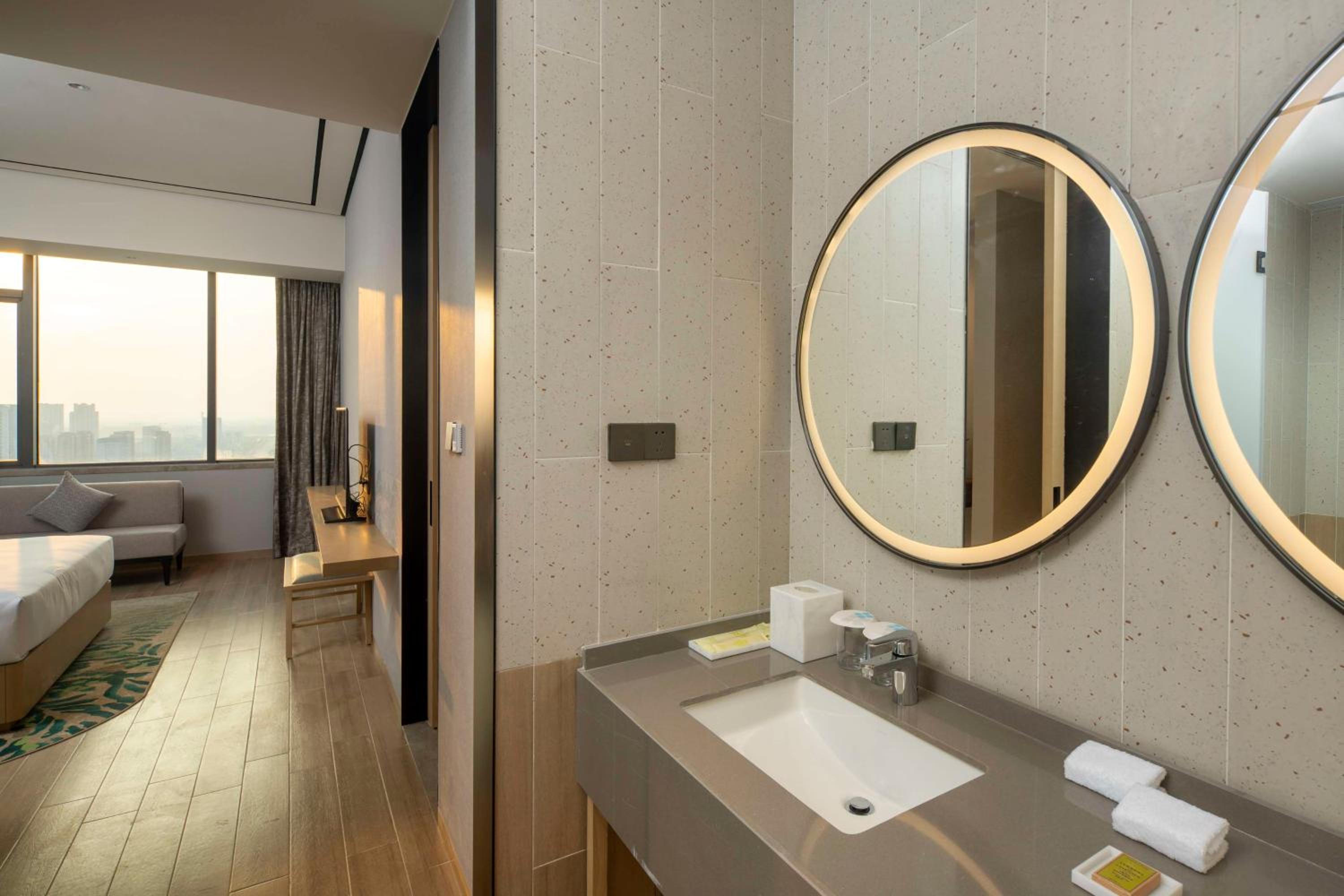 Deluxe King Suite with Lake View - Photo 3