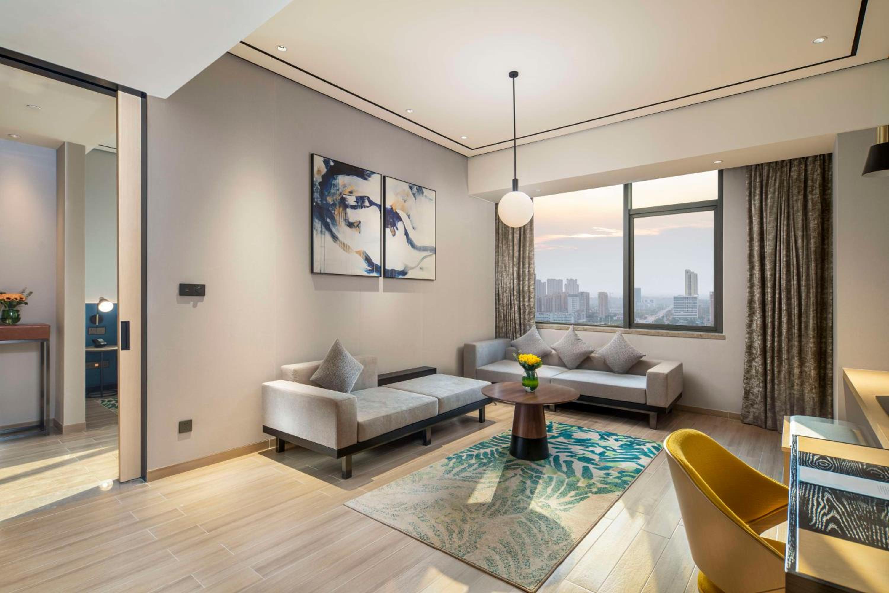 Deluxe King Suite with Lake View - Photo 4