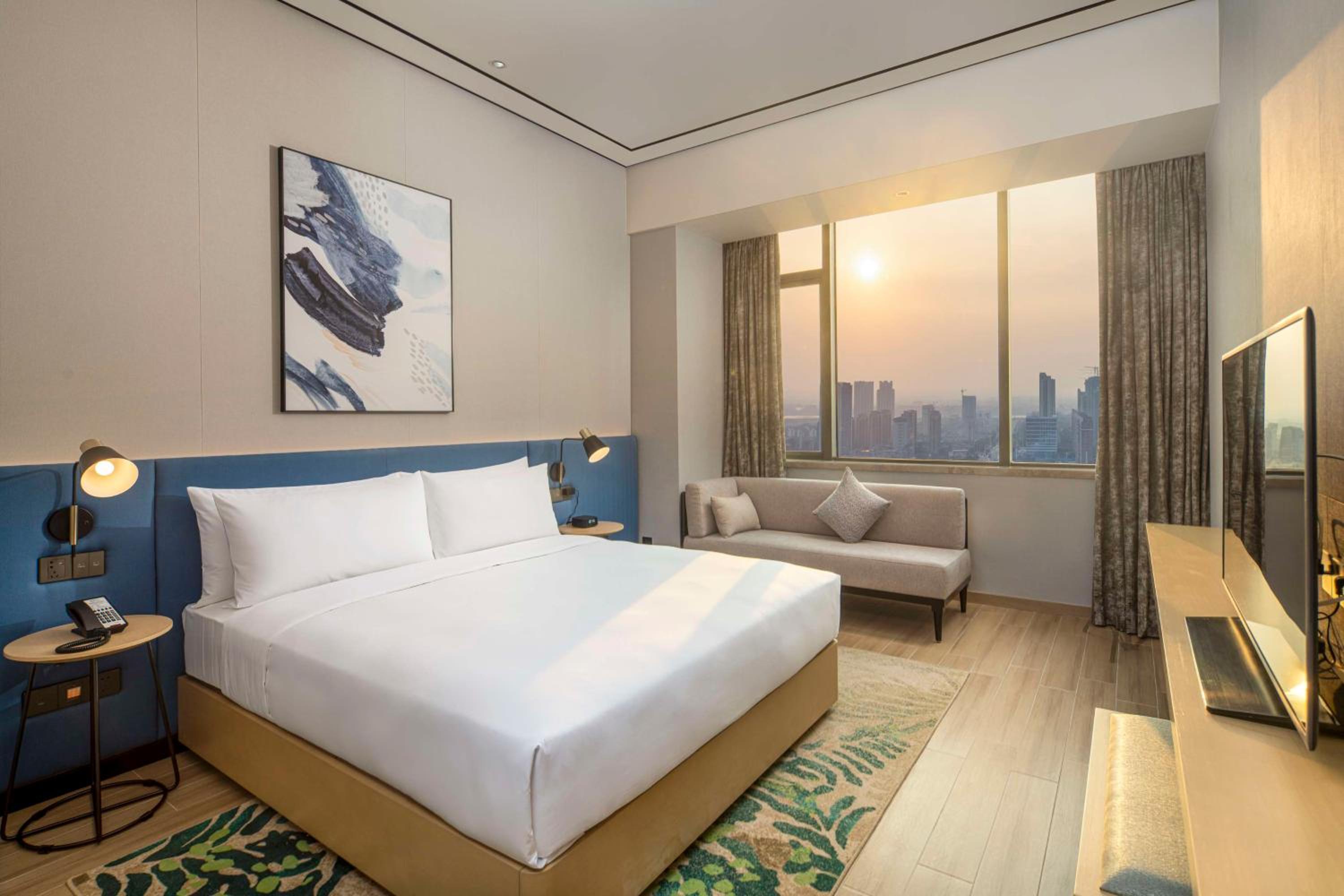 Deluxe King Suite with Lake View - Photo 5