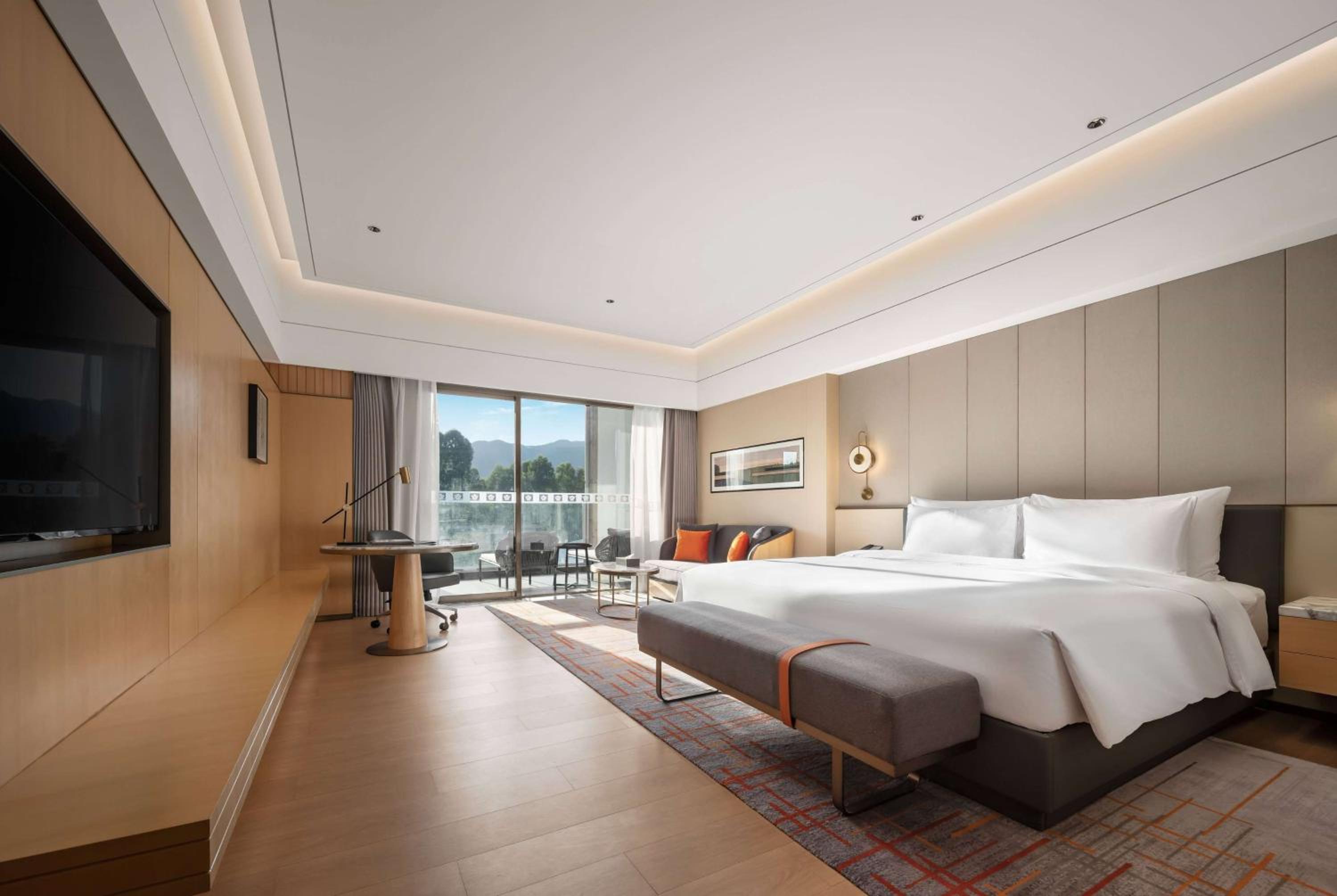 Executive Deluxe King Room with Hot Pool and Lake View - Photo 1